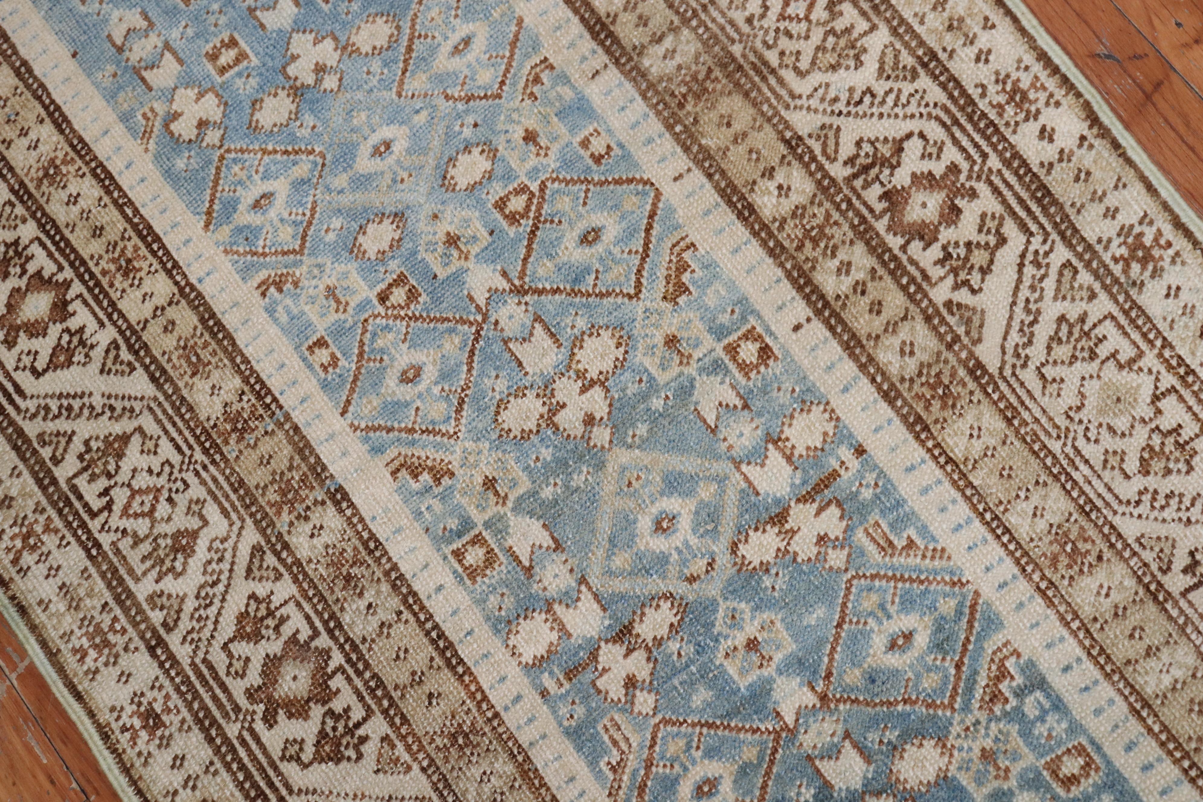 Zabihi Collection Light Blue Persian Malayer Antique Läufer im Zustand „Gut“ im Angebot in New York, NY