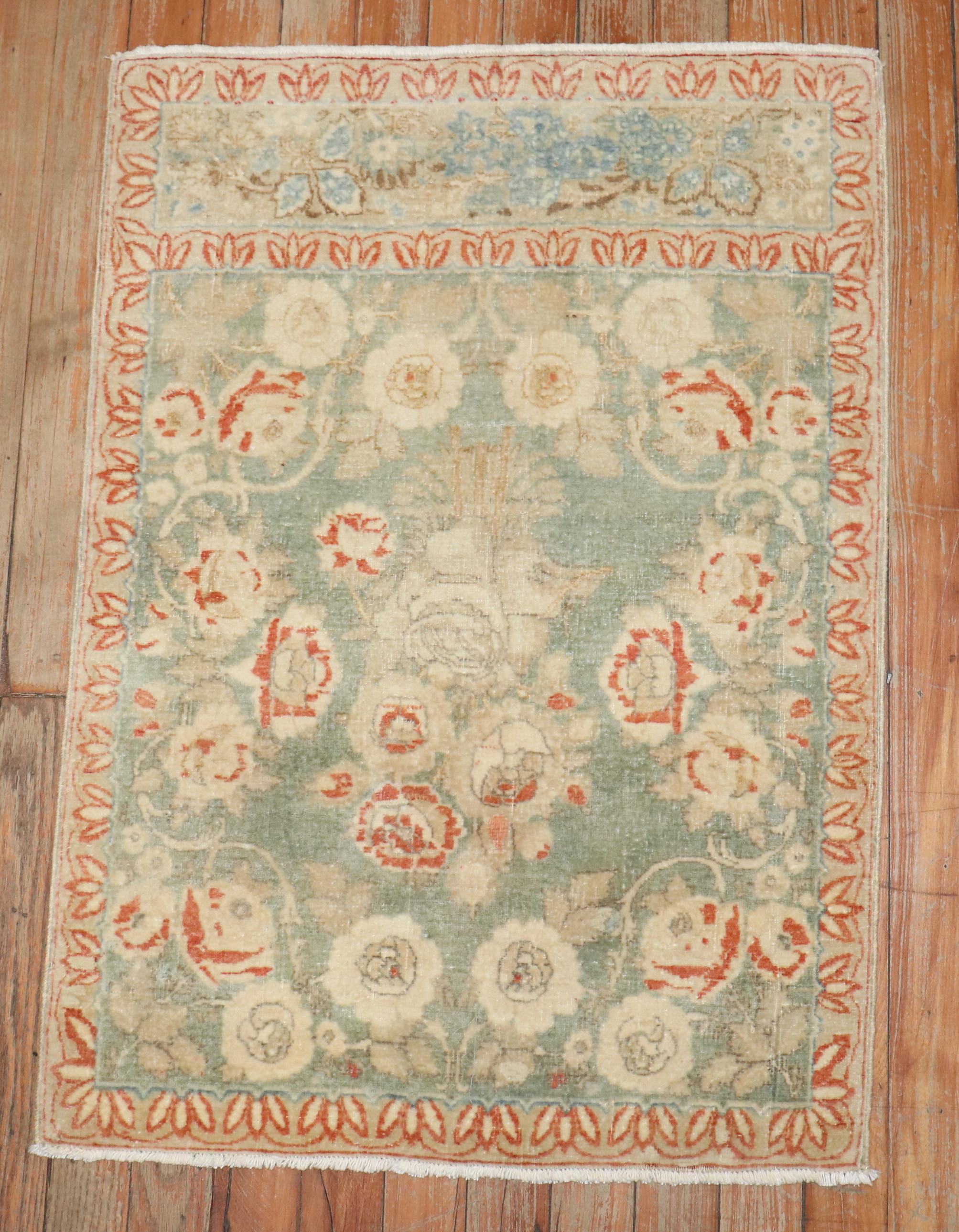 Un petit tapis carré persan Kashan de belle qualité, de format mat, datant des années 1930.

Mesures : 1'11