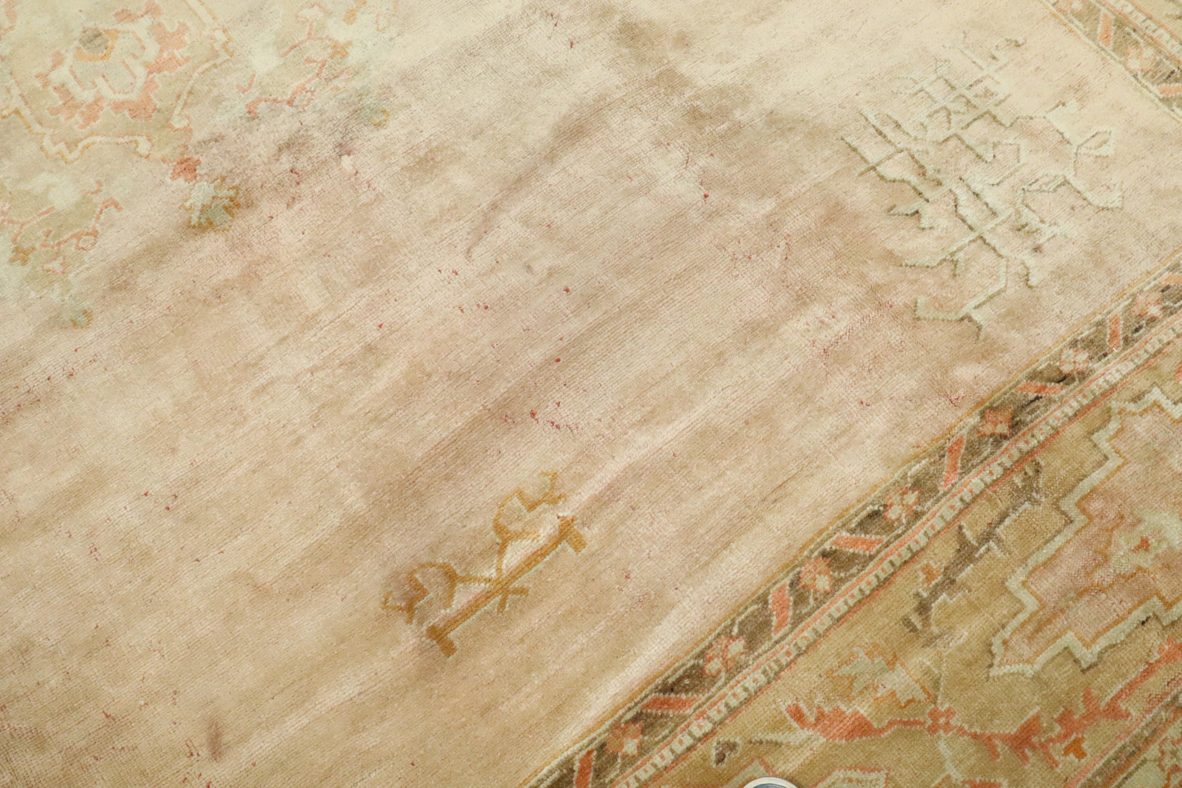 Tappeto oversize Oushak turco antico rosa chiaro della Collection Zabihi in vendita 2