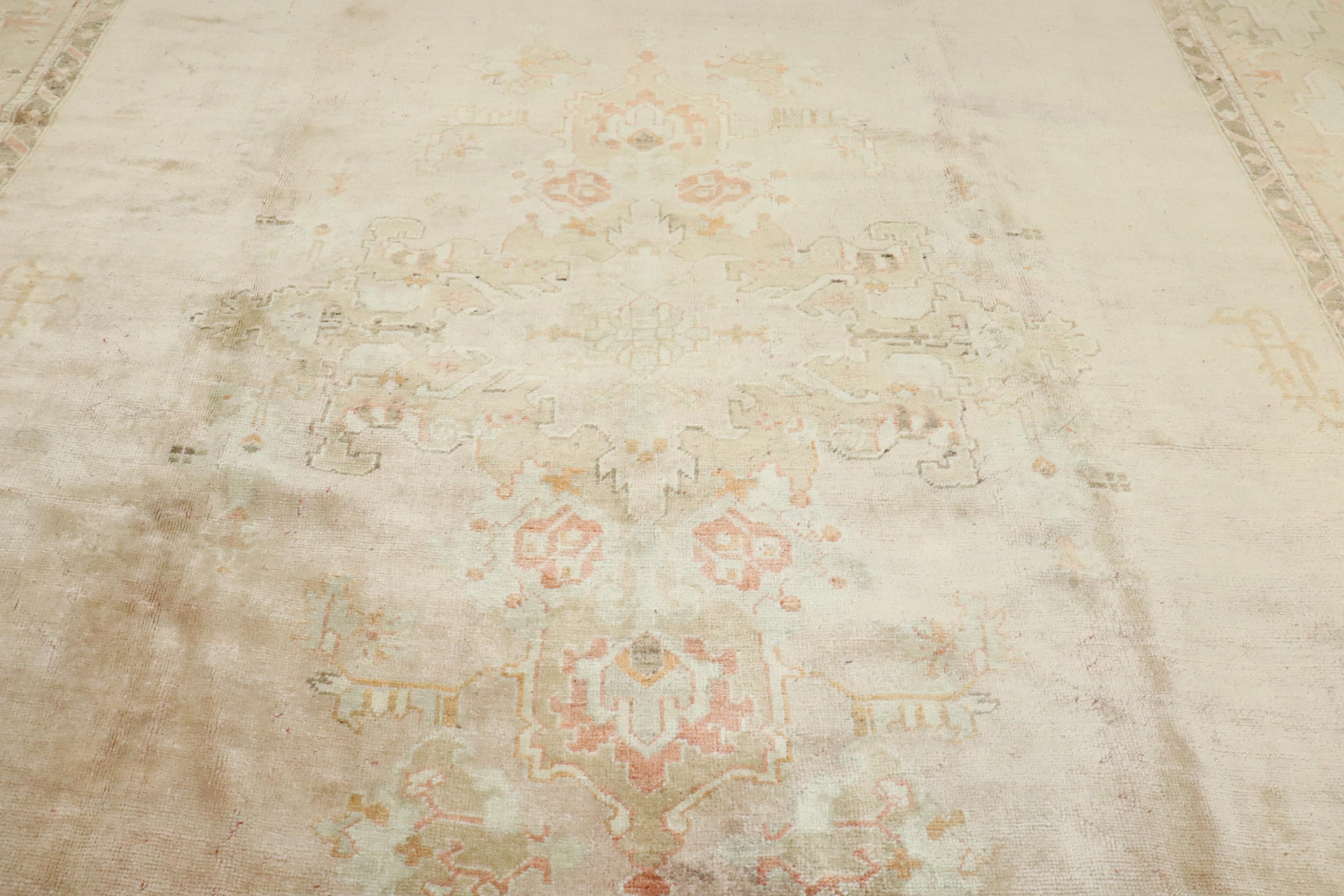 Tappeto oversize Oushak turco antico rosa chiaro della Collection Zabihi in vendita 3