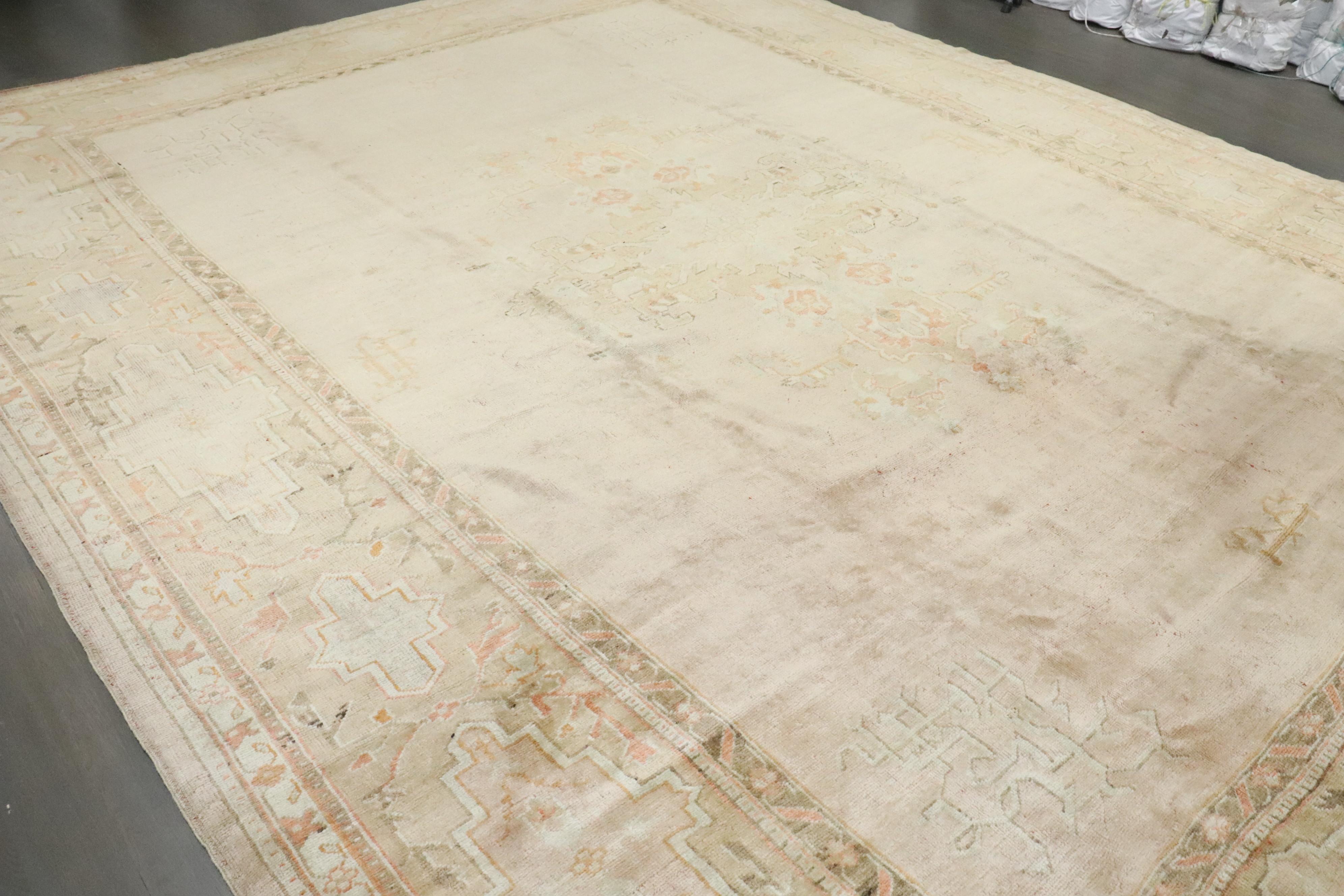 Tappeto oversize Oushak turco antico rosa chiaro della Collection Zabihi in vendita 4