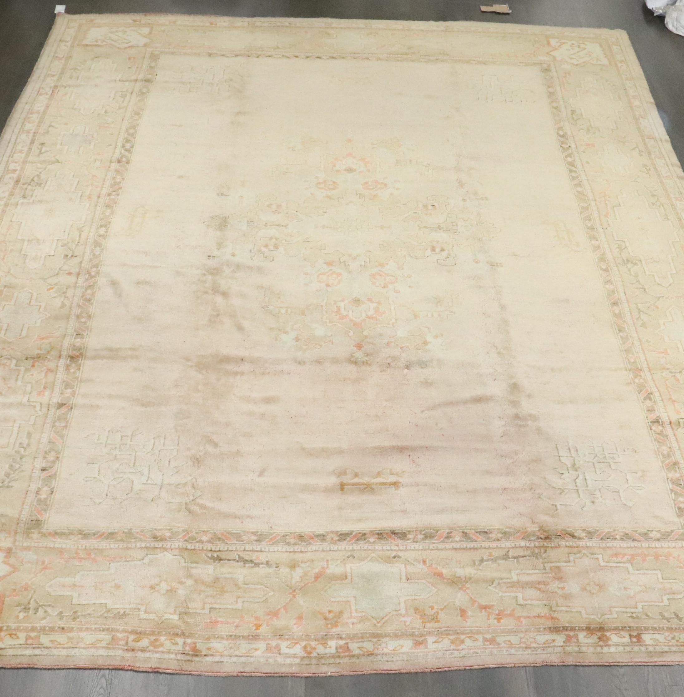 Grande tappeto antico turco Oushak con predominanza di rosa tenue. Il bordo è di un colore marrone tenue con alcuni accenti arancioni.

Misure: 11'6