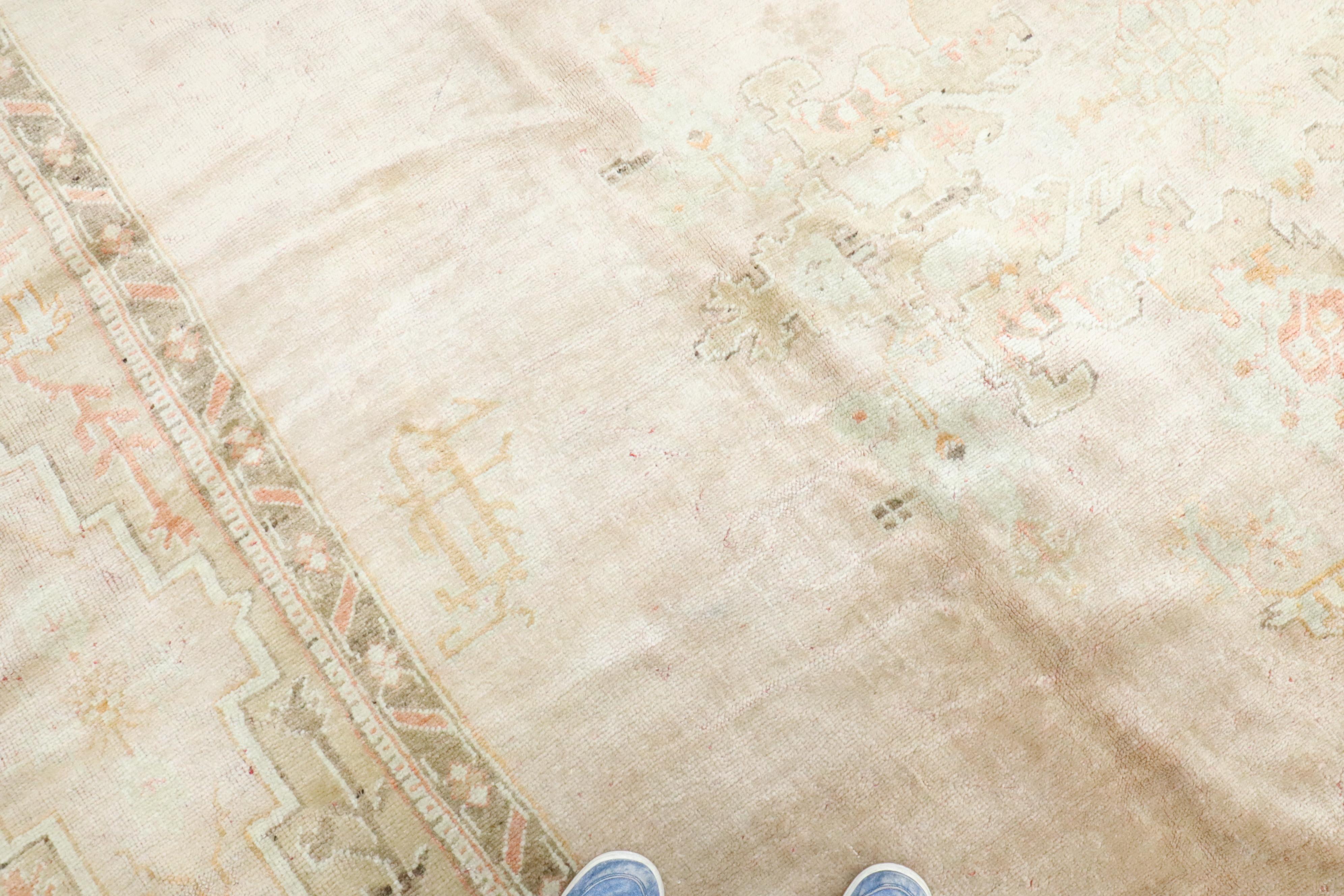 Coloniale americano Tappeto oversize Oushak turco antico rosa chiaro della Collection Zabihi in vendita