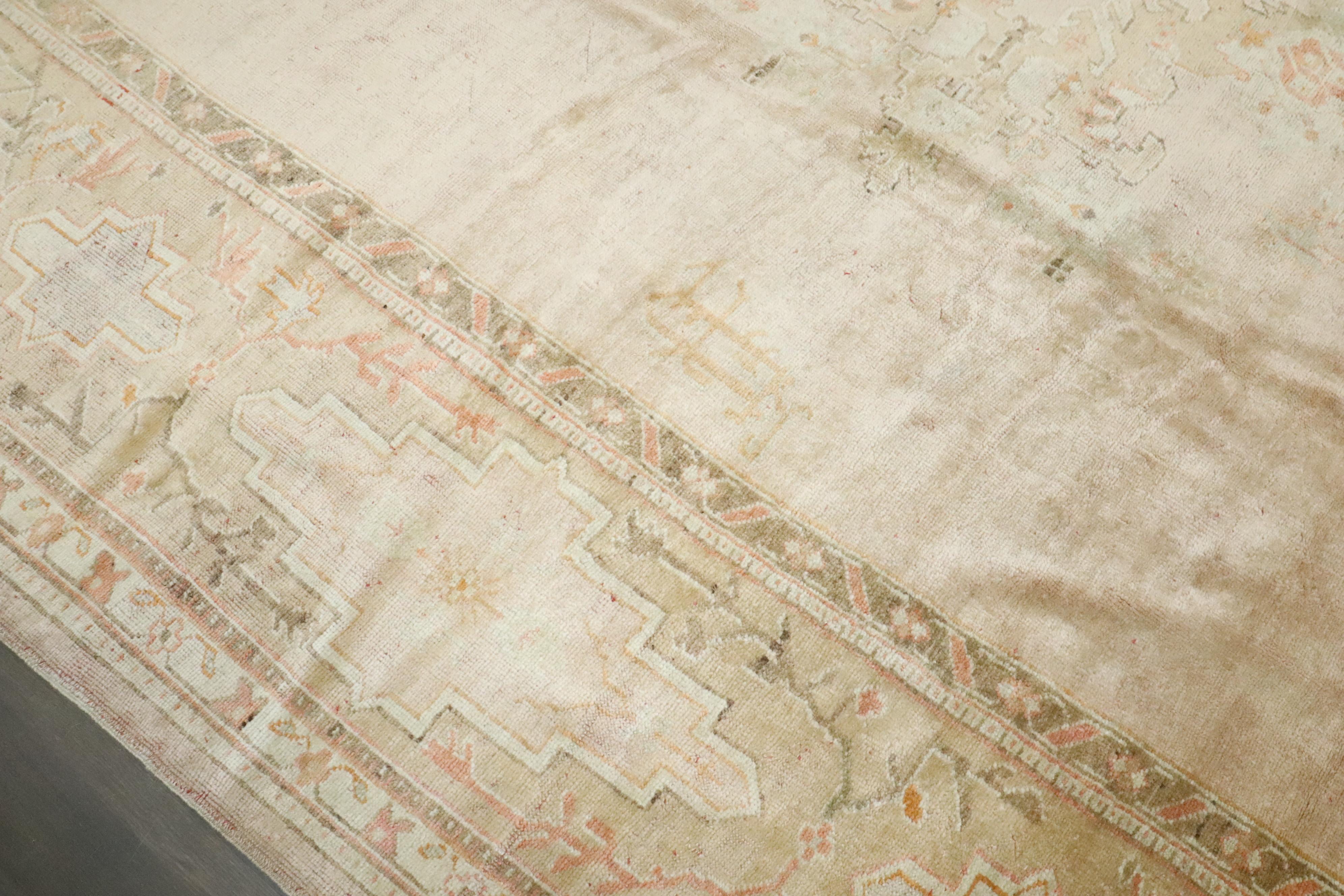 Turco Tappeto oversize Oushak turco antico rosa chiaro della Collection Zabihi in vendita