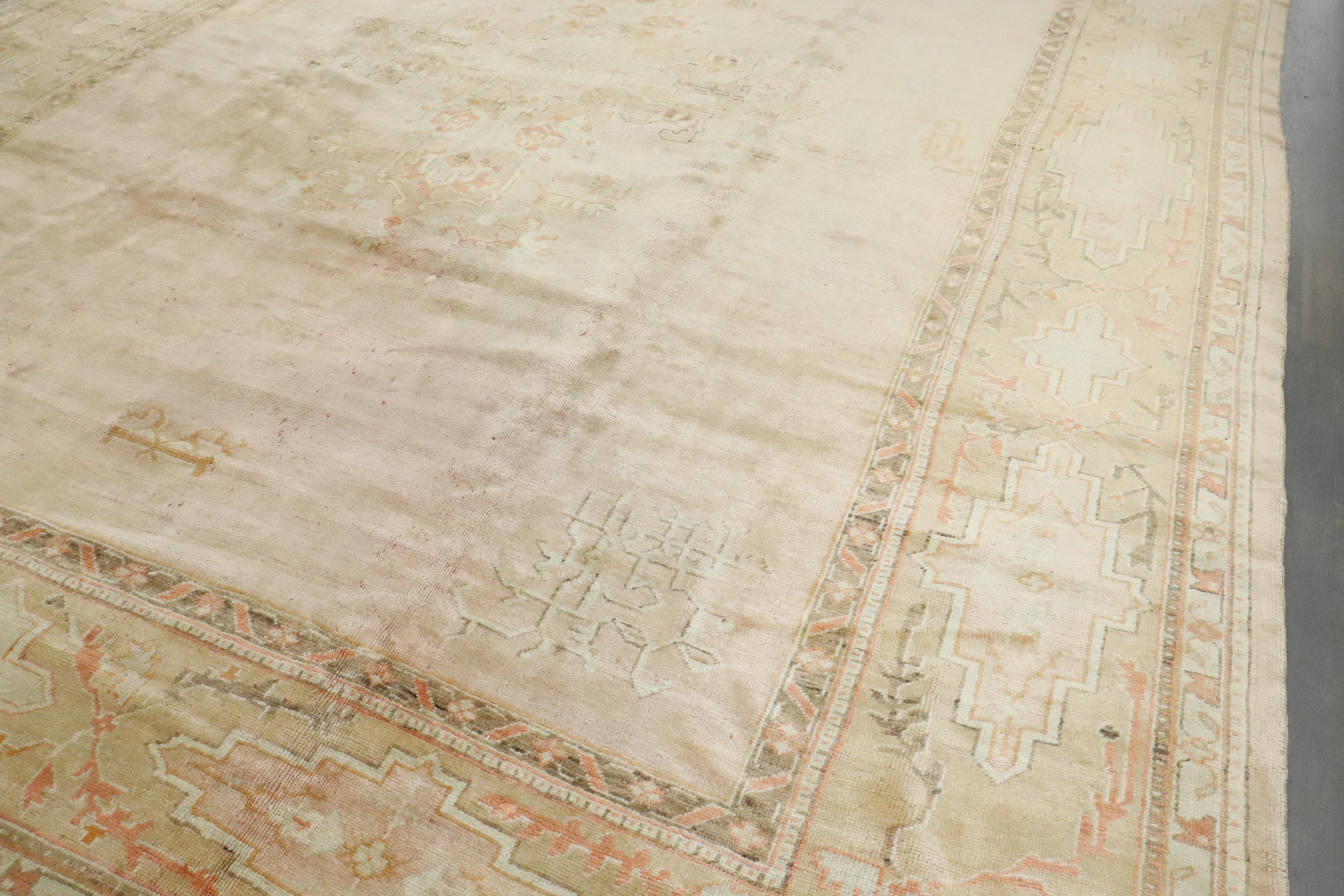 Tessuto a mano Tappeto oversize Oushak turco antico rosa chiaro della Collection Zabihi in vendita