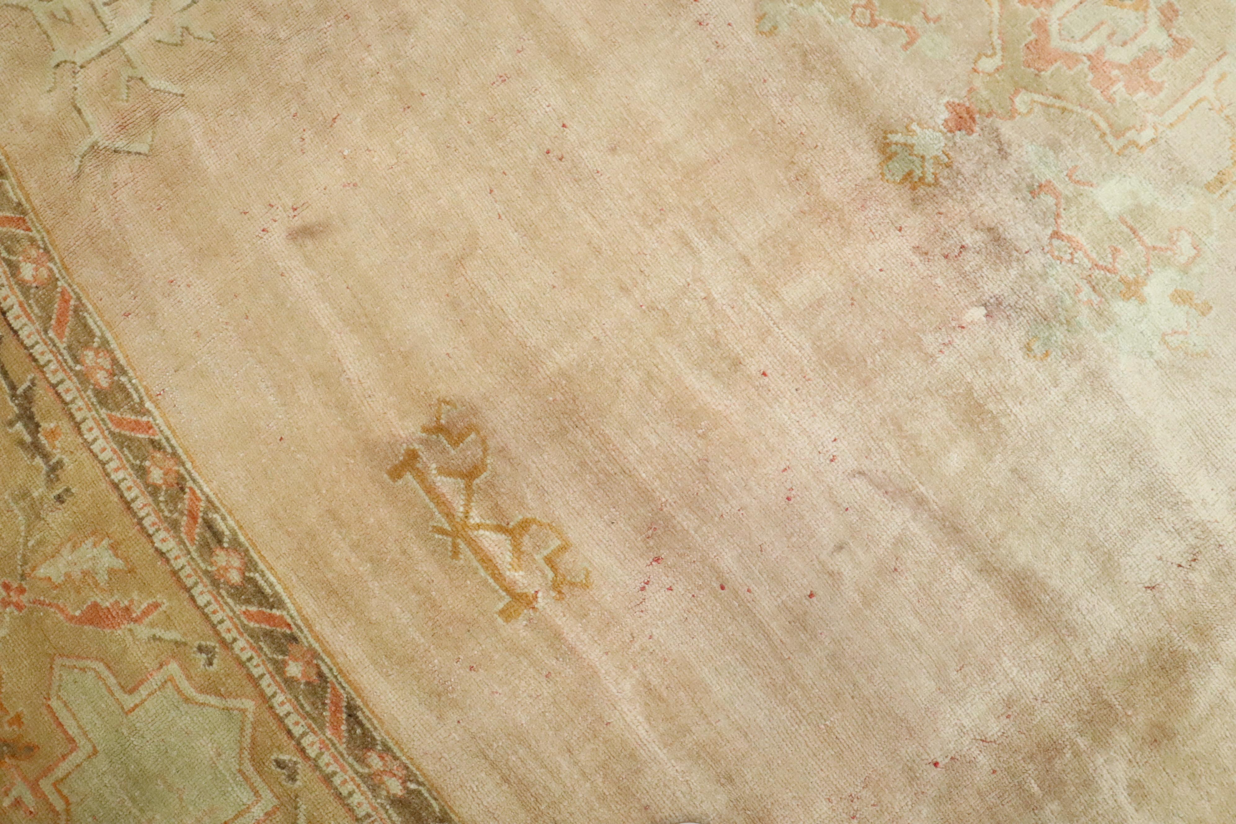 Tappeto oversize Oushak turco antico rosa chiaro della Collection Zabihi In condizioni buone in vendita a New York, NY