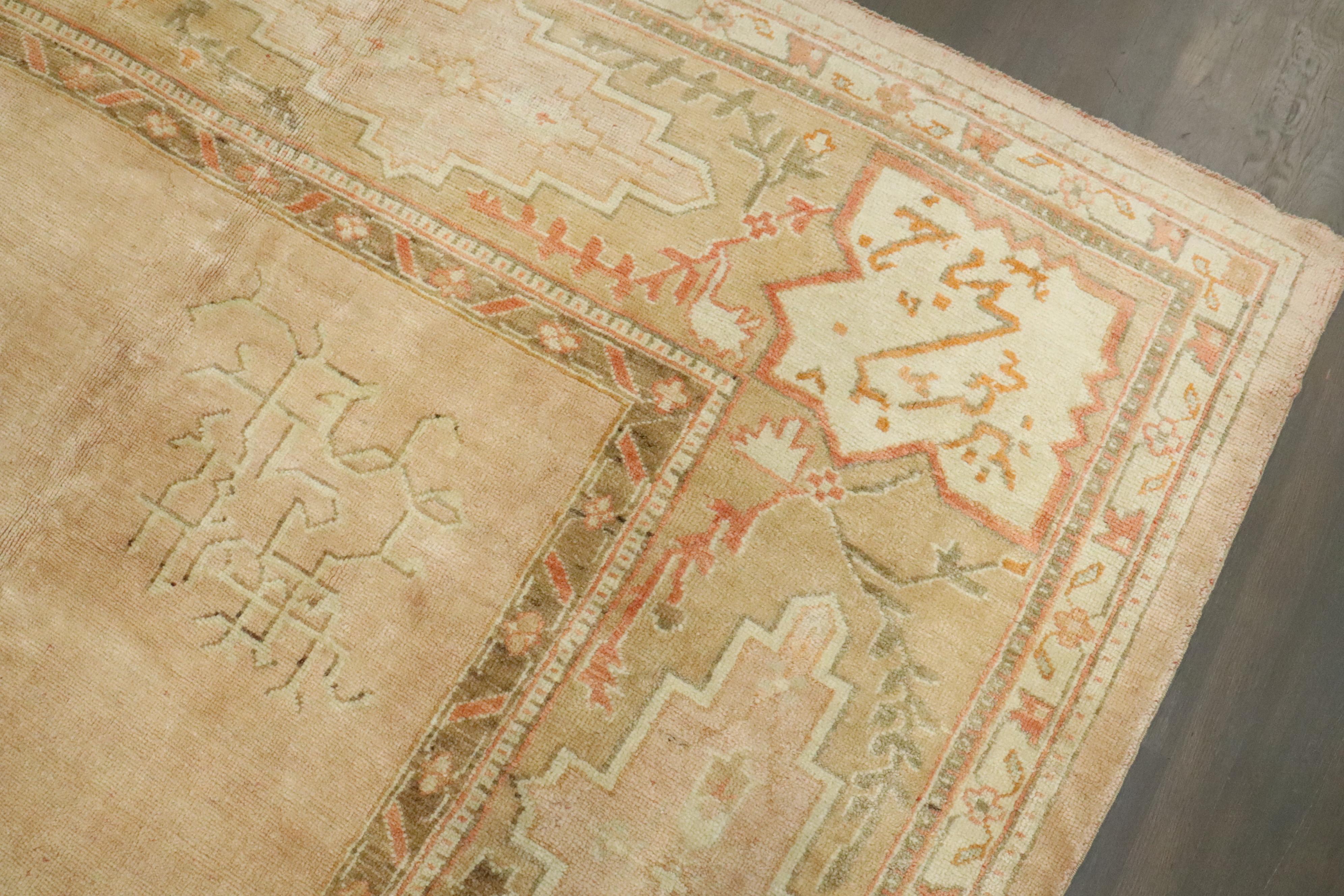 XX secolo Tappeto oversize Oushak turco antico rosa chiaro della Collection Zabihi in vendita