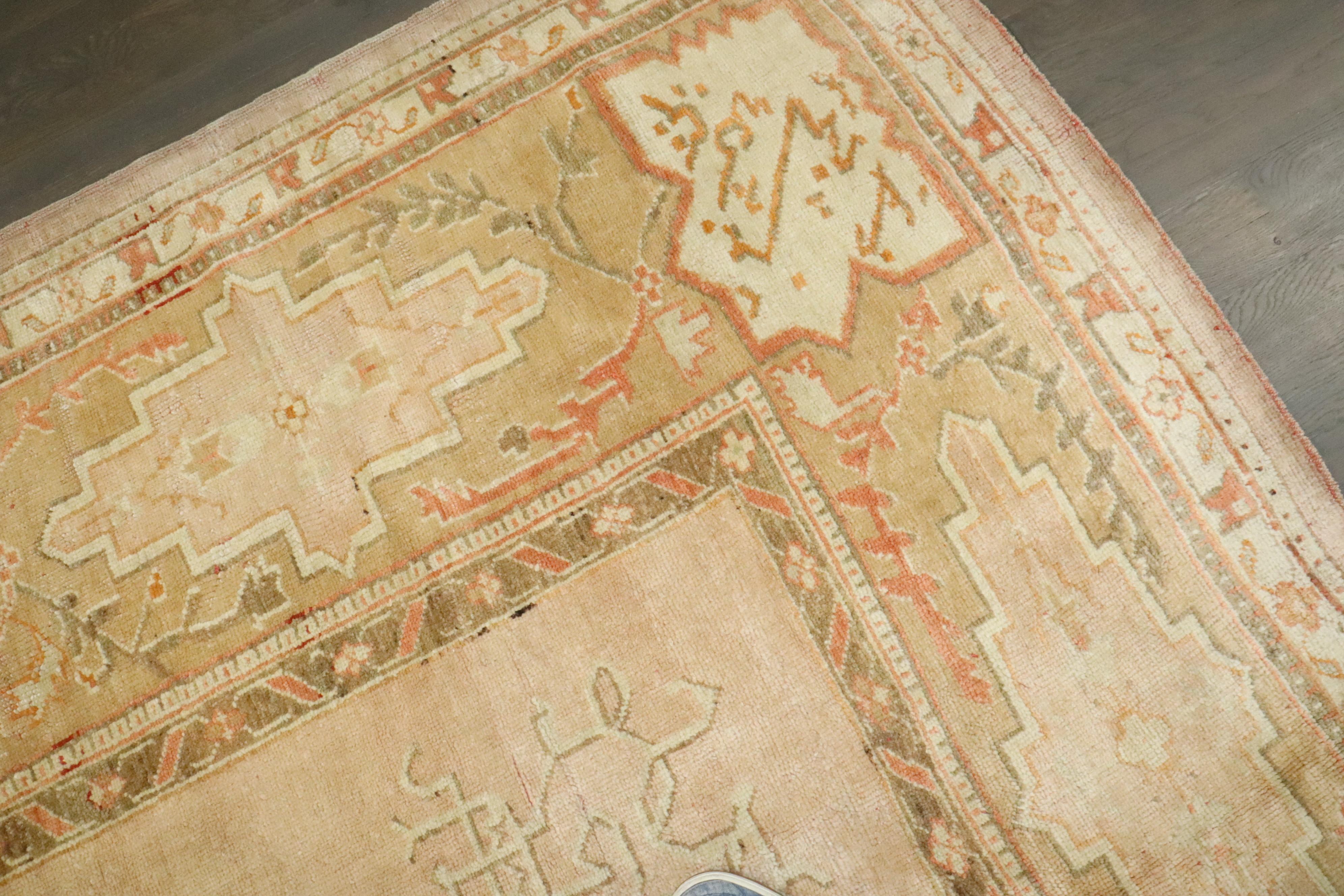 Lana Tappeto oversize Oushak turco antico rosa chiaro della Collection Zabihi in vendita