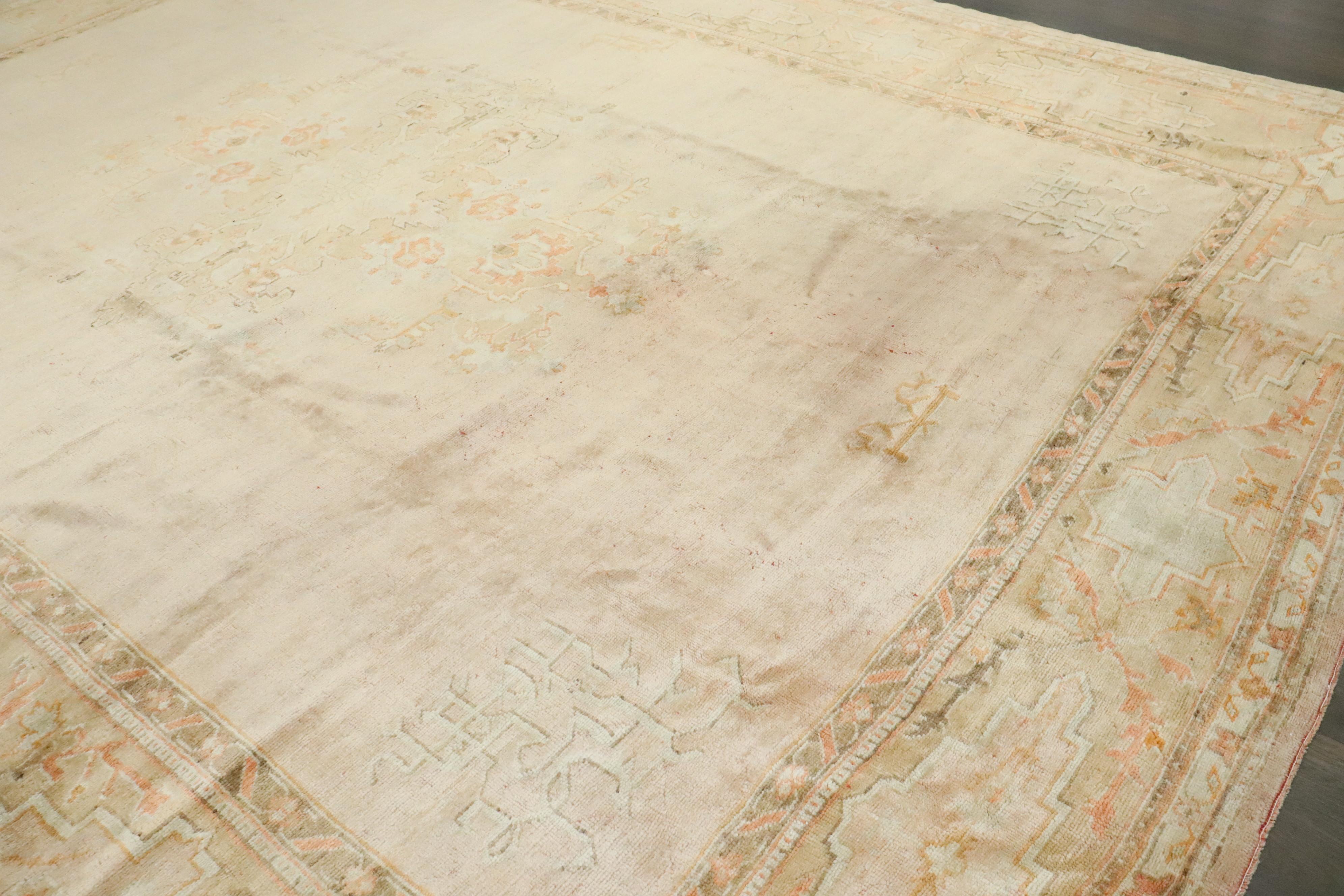 Tappeto oversize Oushak turco antico rosa chiaro della Collection Zabihi in vendita 1