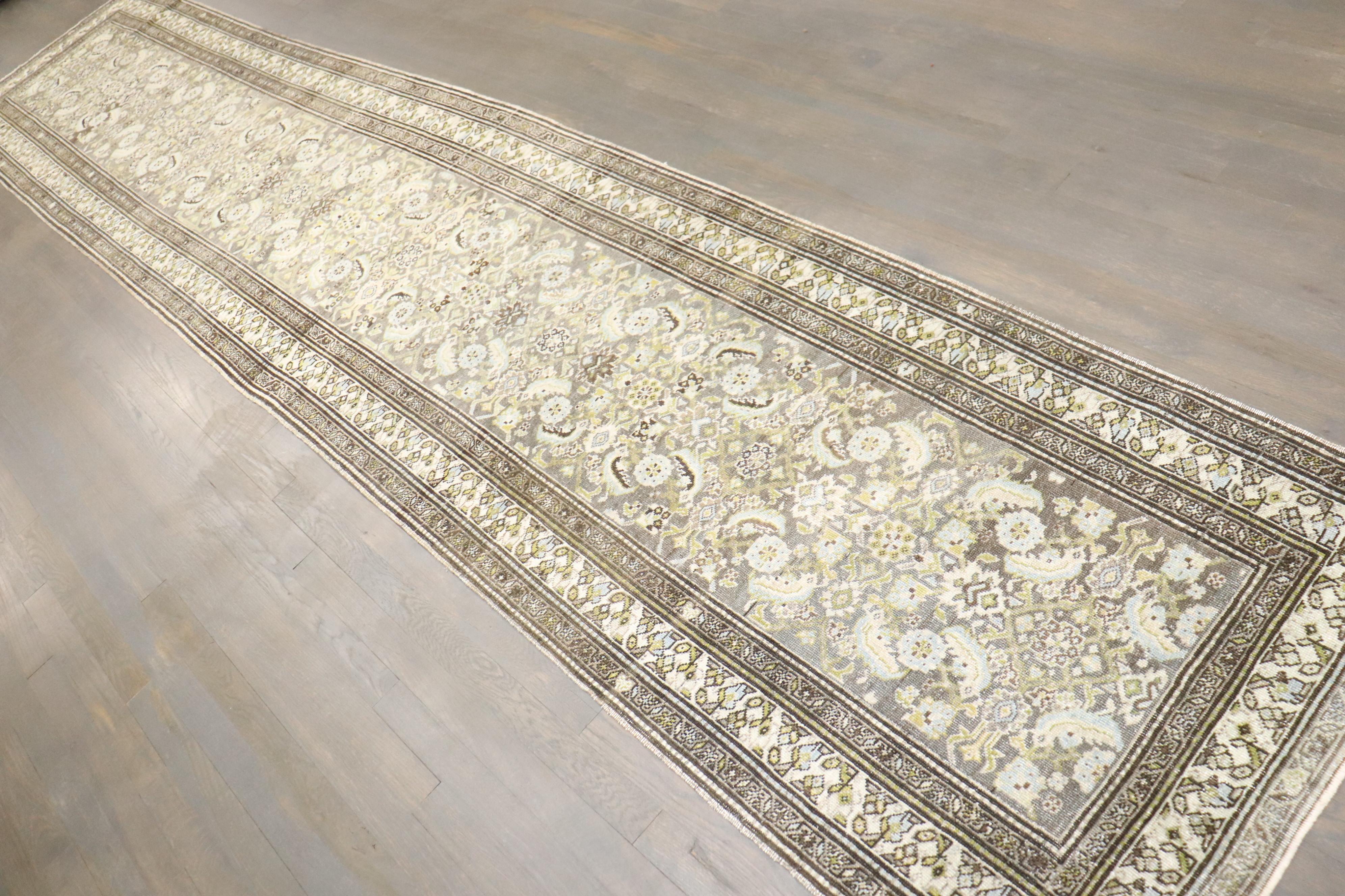 Zabihi Collection Long Antique Persian Malayer Runner im Zustand „Gut“ im Angebot in New York, NY