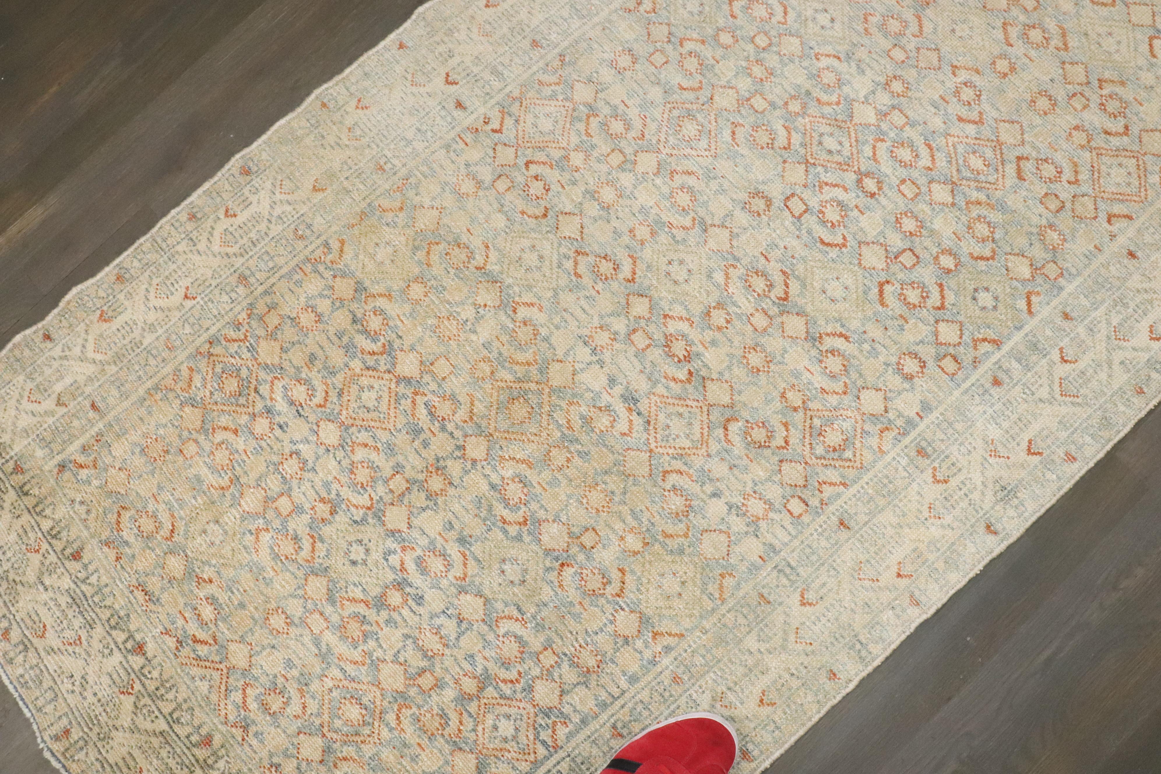 Zabihi Collection Long Antique Persian Malayer Runner im Zustand „Gut“ im Angebot in New York, NY