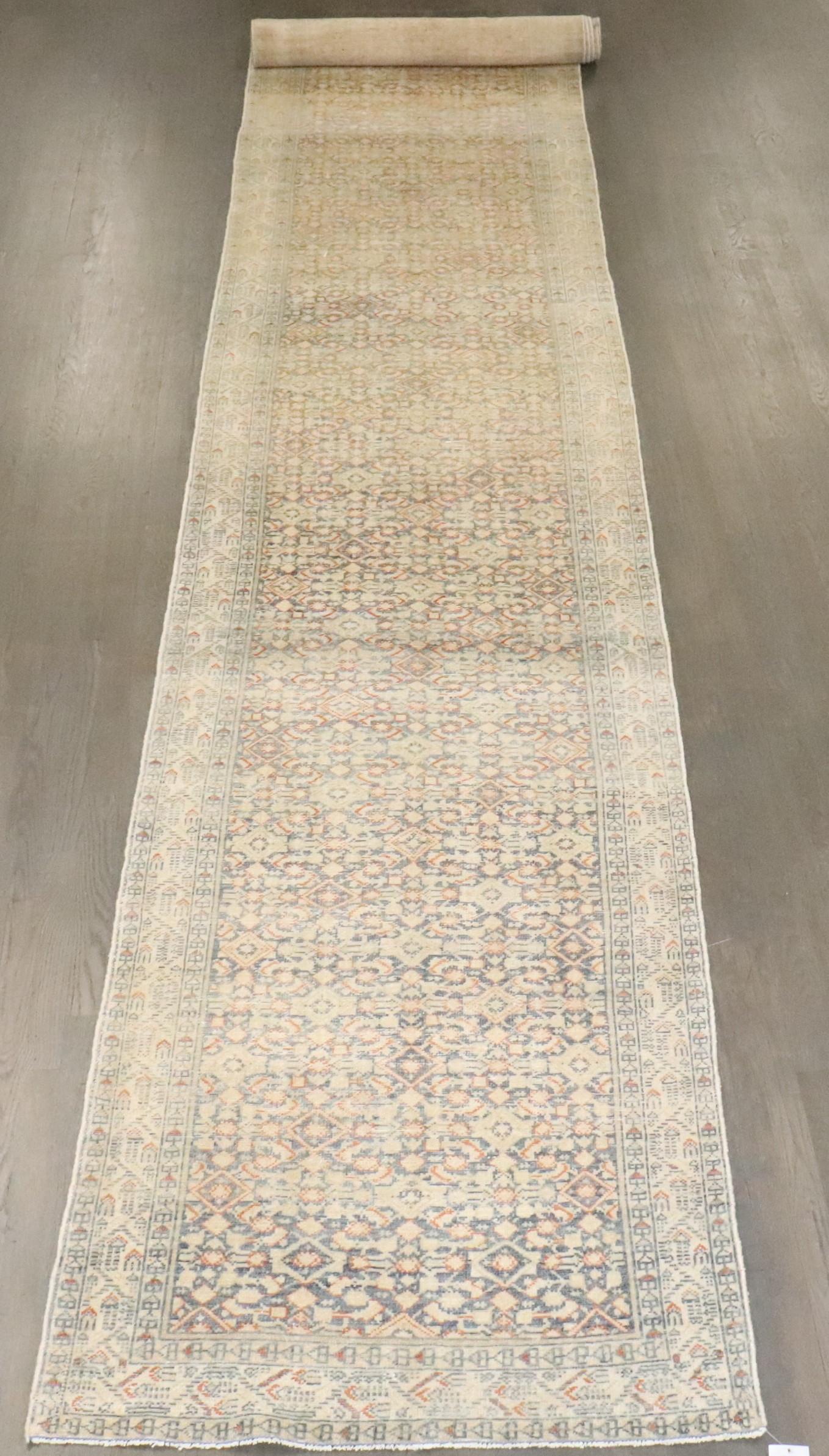 Zabihi Collection Long Antique Persian Malayer Runner (20. Jahrhundert) im Angebot