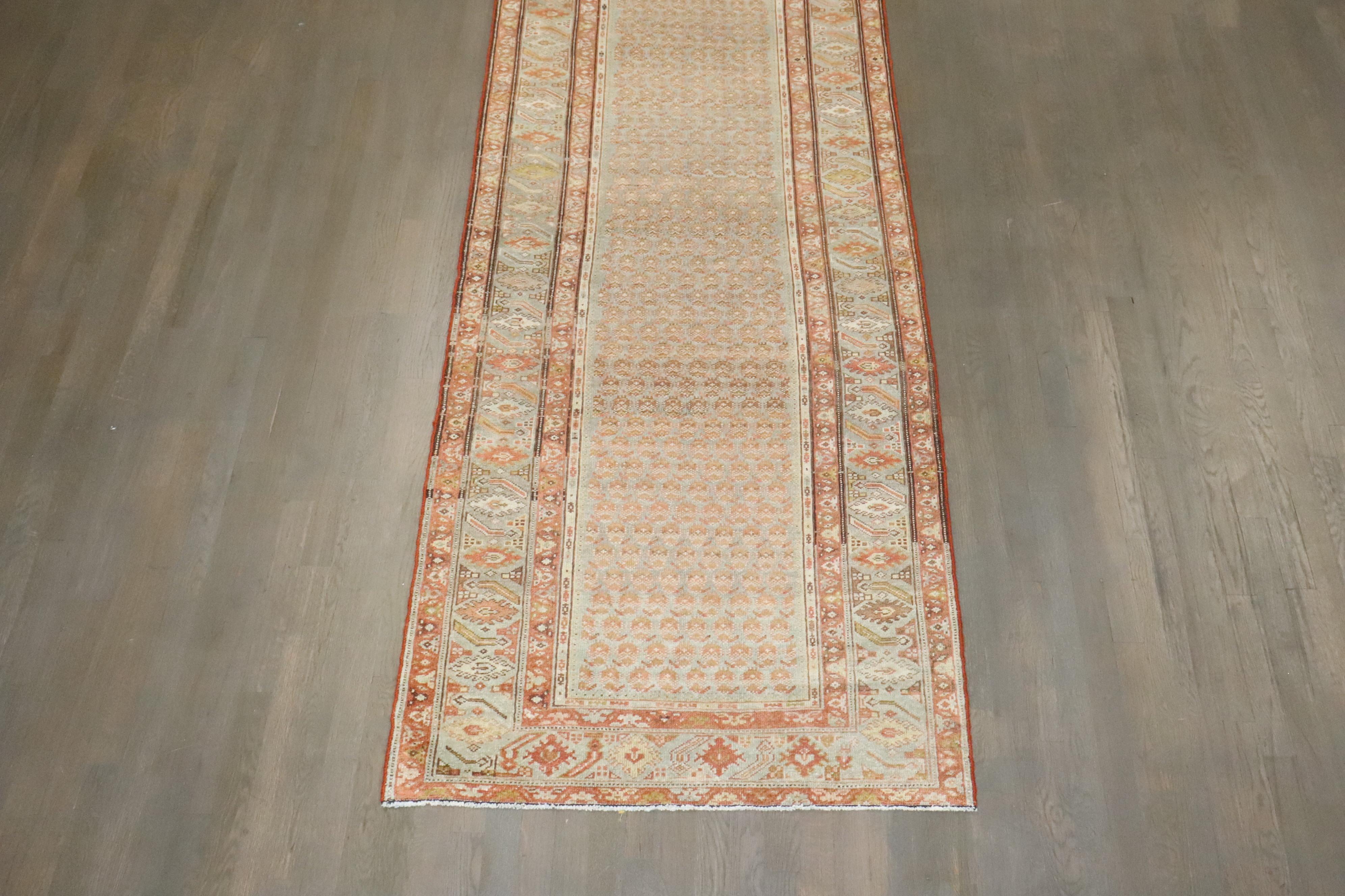 Zabihi Collection Long Antique Persian Seraband 20 Fuß Läufer im Zustand „Gut“ im Angebot in New York, NY