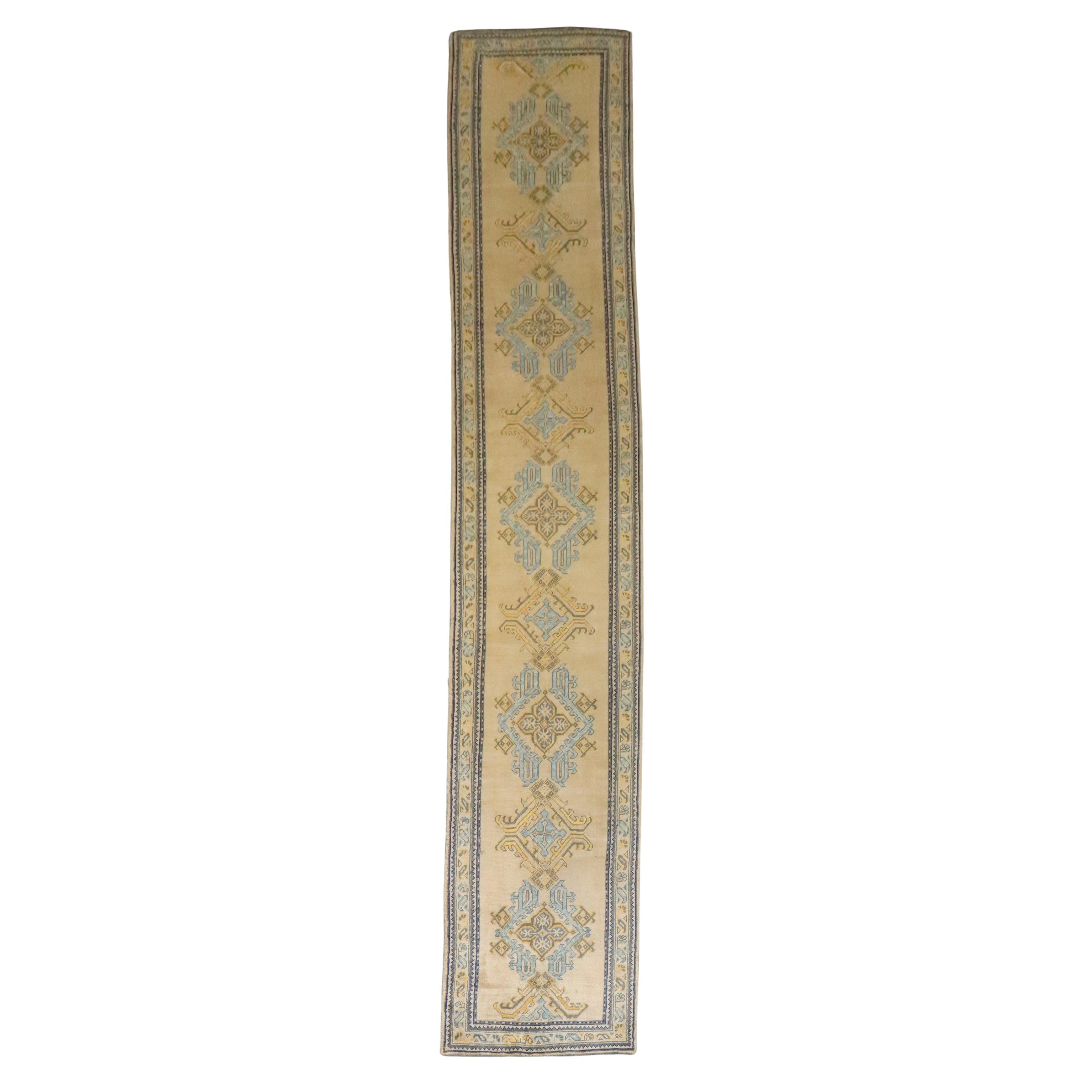 Tapis de couloir turc ancien de type Oushak