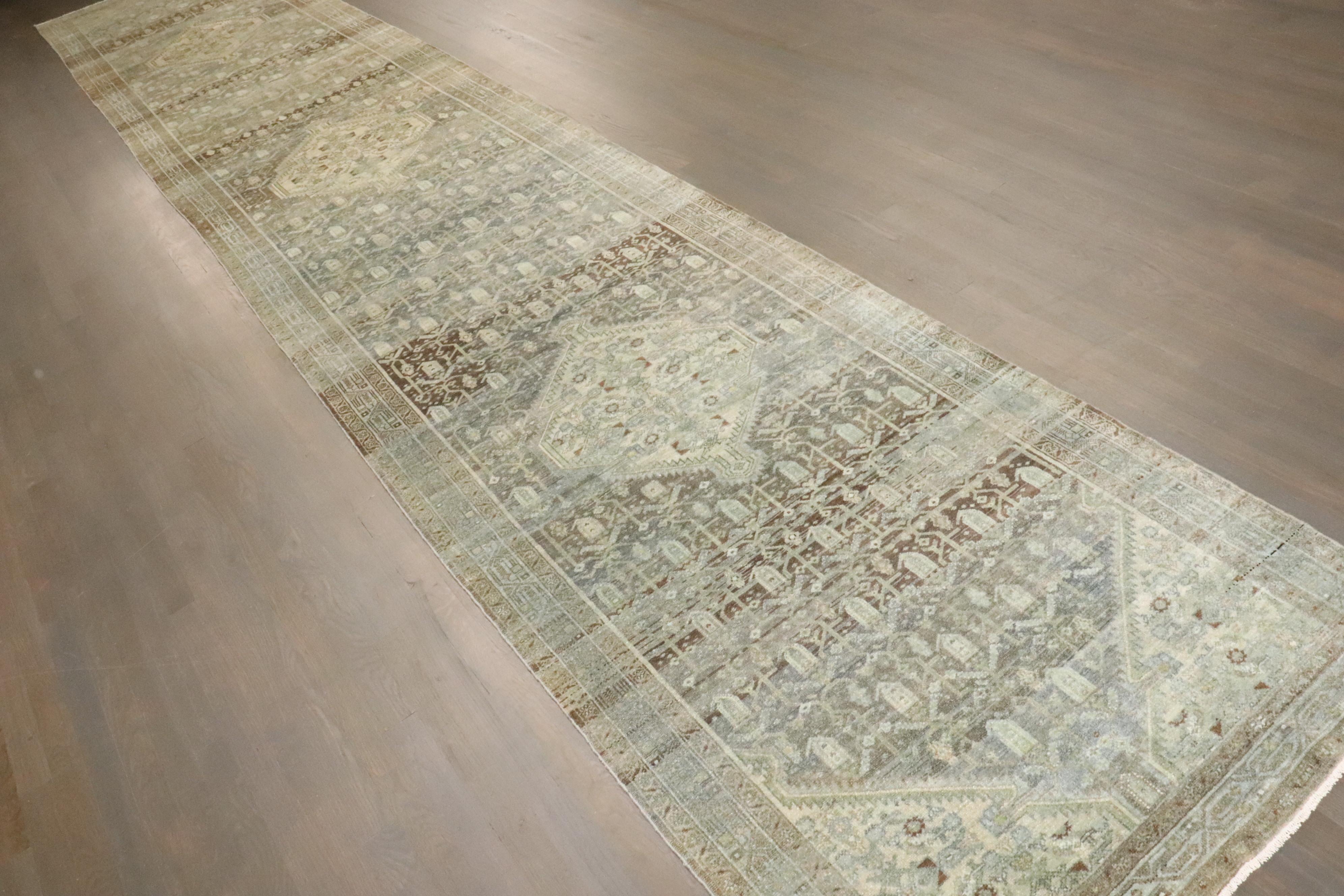 Tapis de couloir Malayer persan ancien gris et vert de la collection Zabihi Bon état - En vente à New York, NY