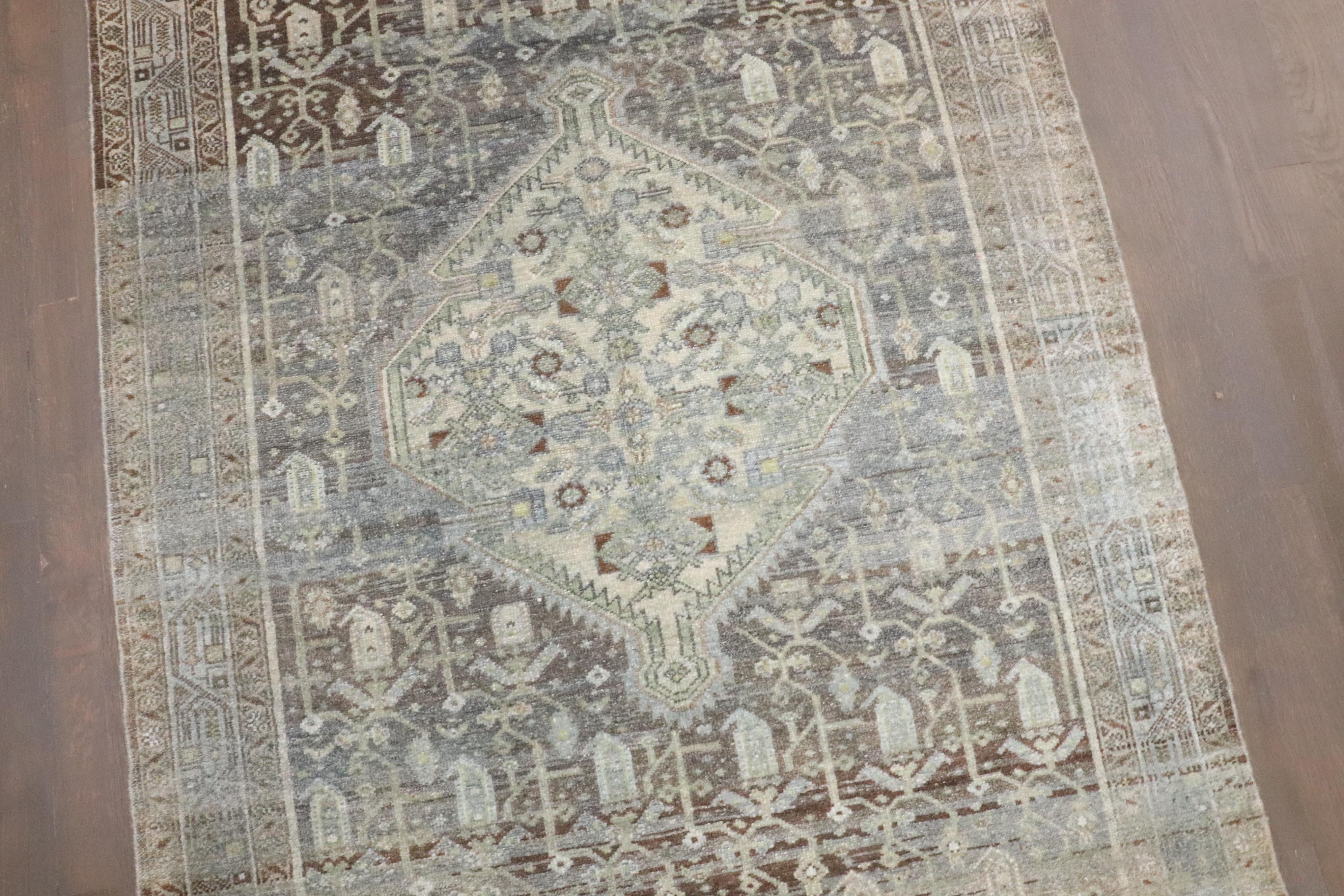 20ième siècle Tapis de couloir Malayer persan ancien gris et vert de la collection Zabihi en vente