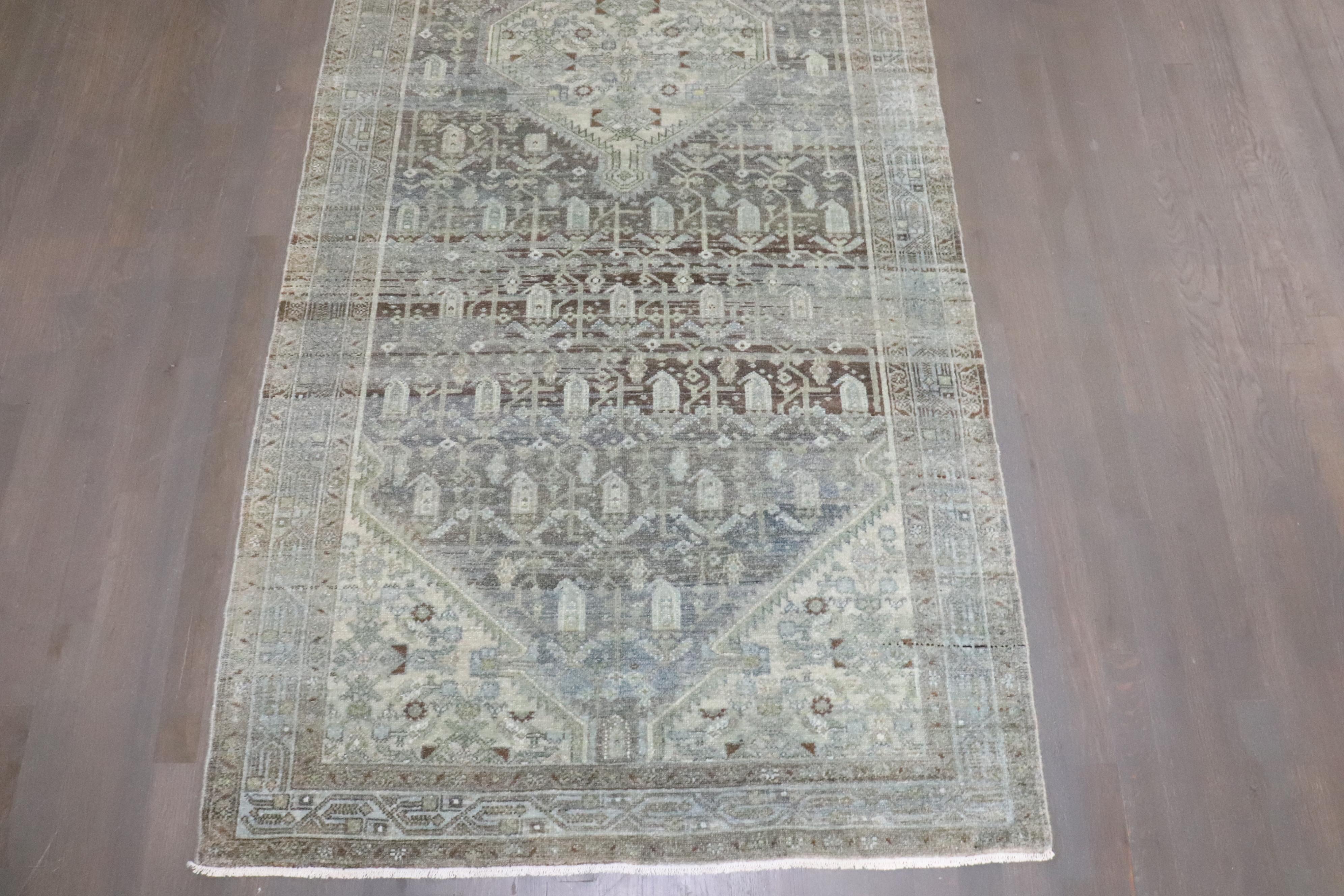 Laine Tapis de couloir Malayer persan ancien gris et vert de la collection Zabihi en vente