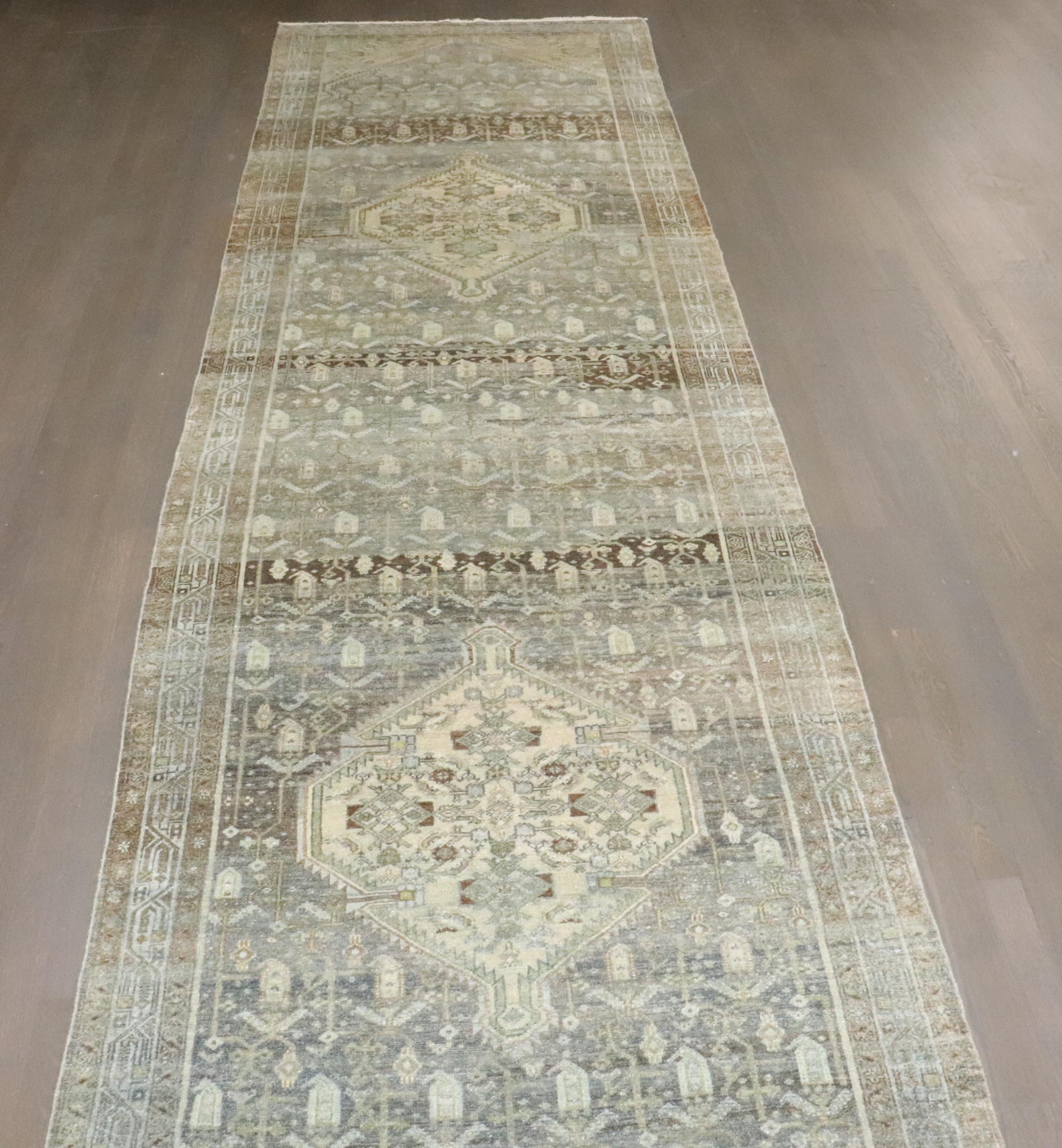 Tapis de couloir Malayer persan ancien gris et vert de la collection Zabihi en vente 1