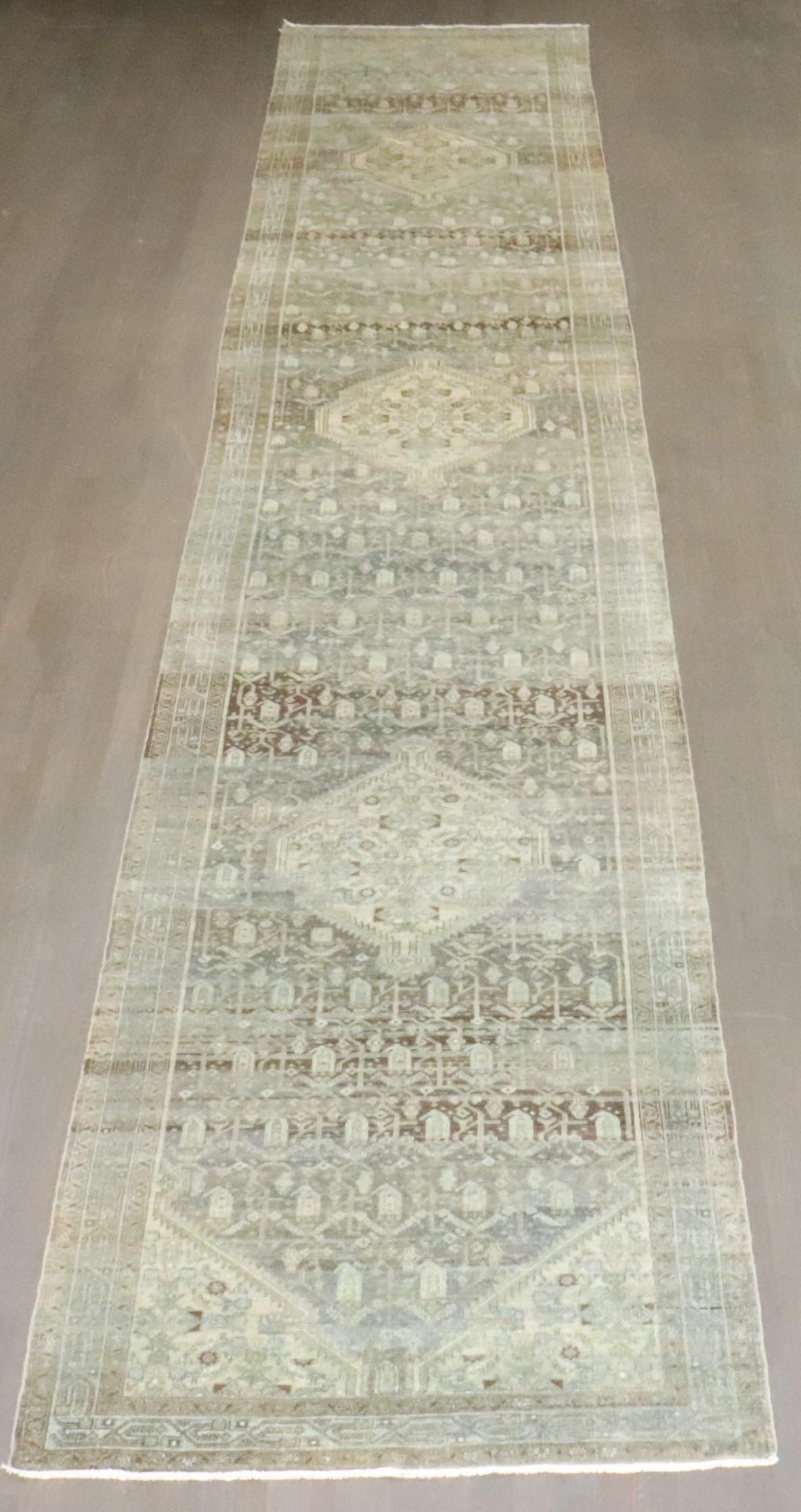Tapis de couloir Malayer persan ancien gris et vert de la collection Zabihi en vente 2