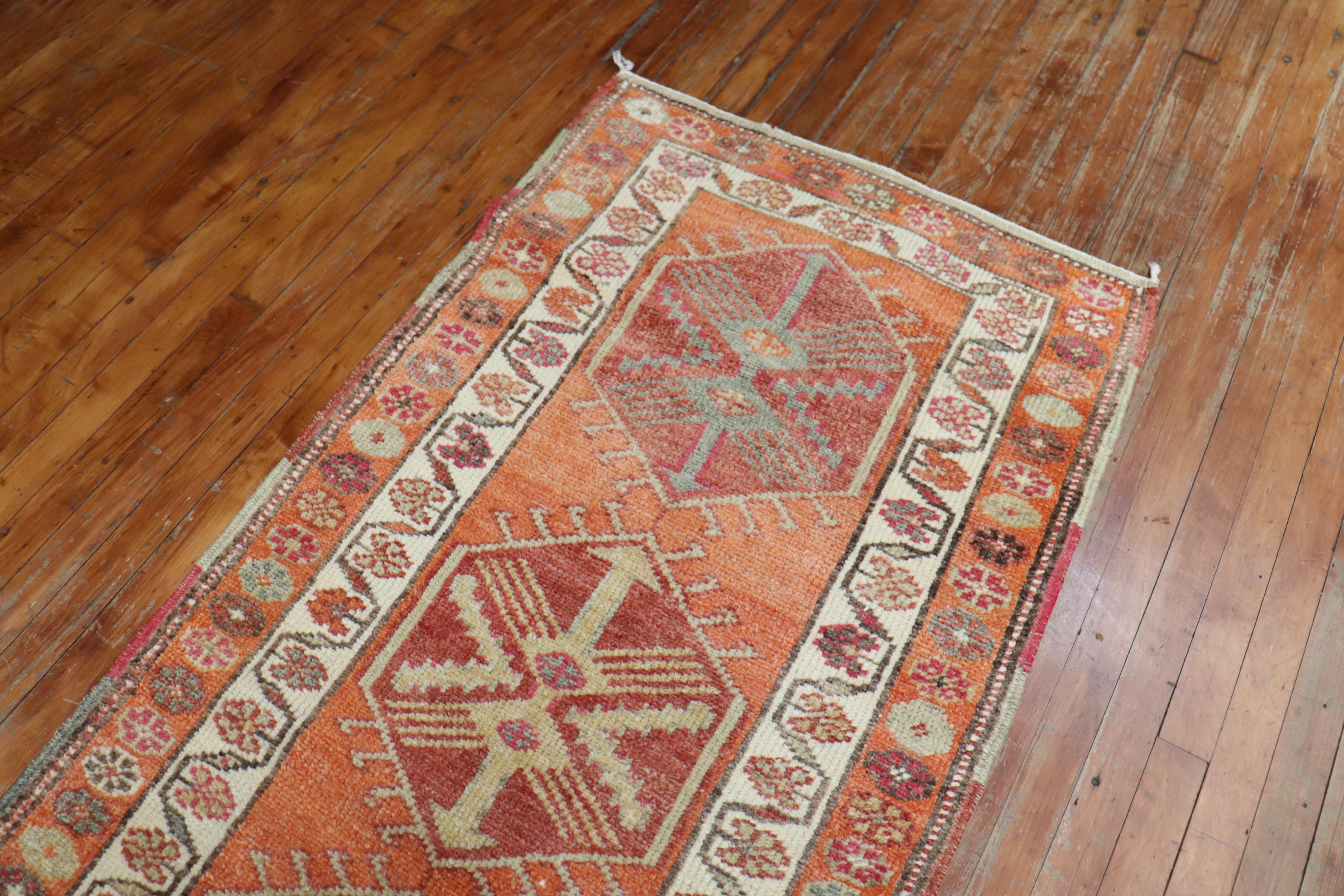 Mitte des 20. Jahrhunderts Langer geometrischer türkischer Läufer in Orange

Einzelheiten
Teppich nein.	r5368
Größe	2' 9