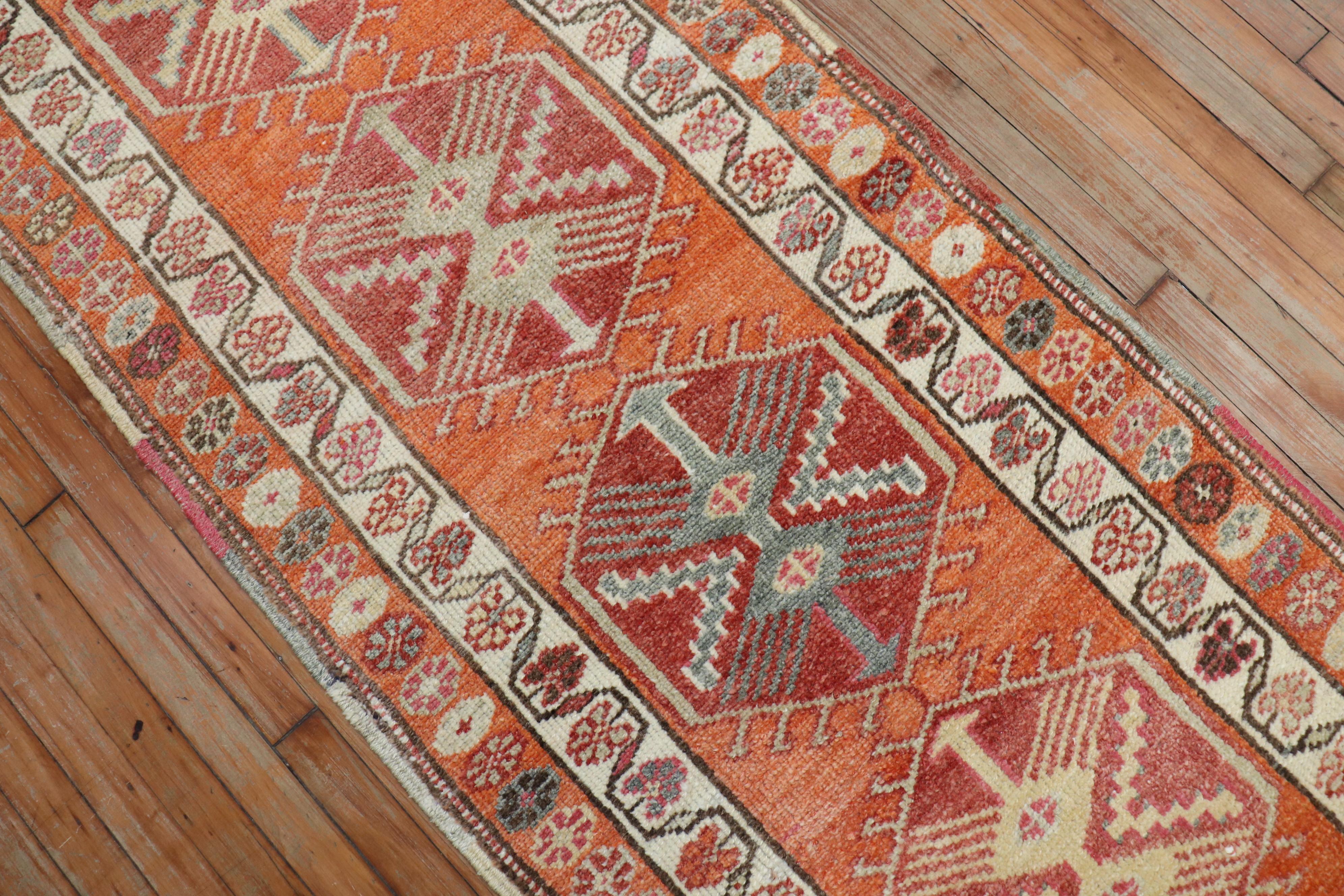 Zabihi Collection Long Orange Türkisch Anatolisch Geometrischer Läufer (Georgian) im Angebot