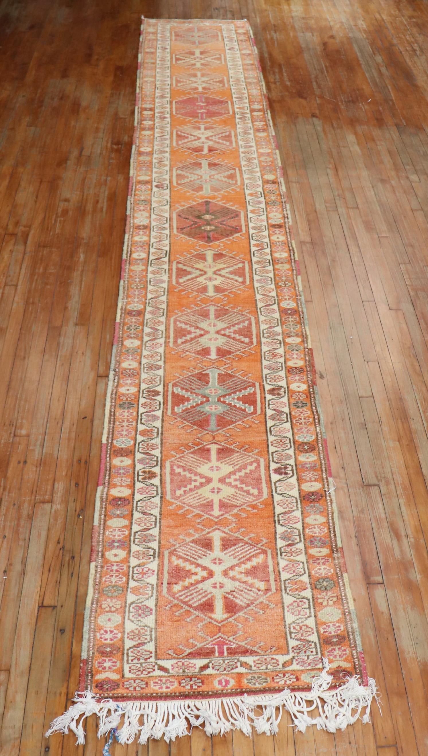 Zabihi Collection Long Orange Türkisch Anatolisch Geometrischer Läufer (Handgeknüpft) im Angebot