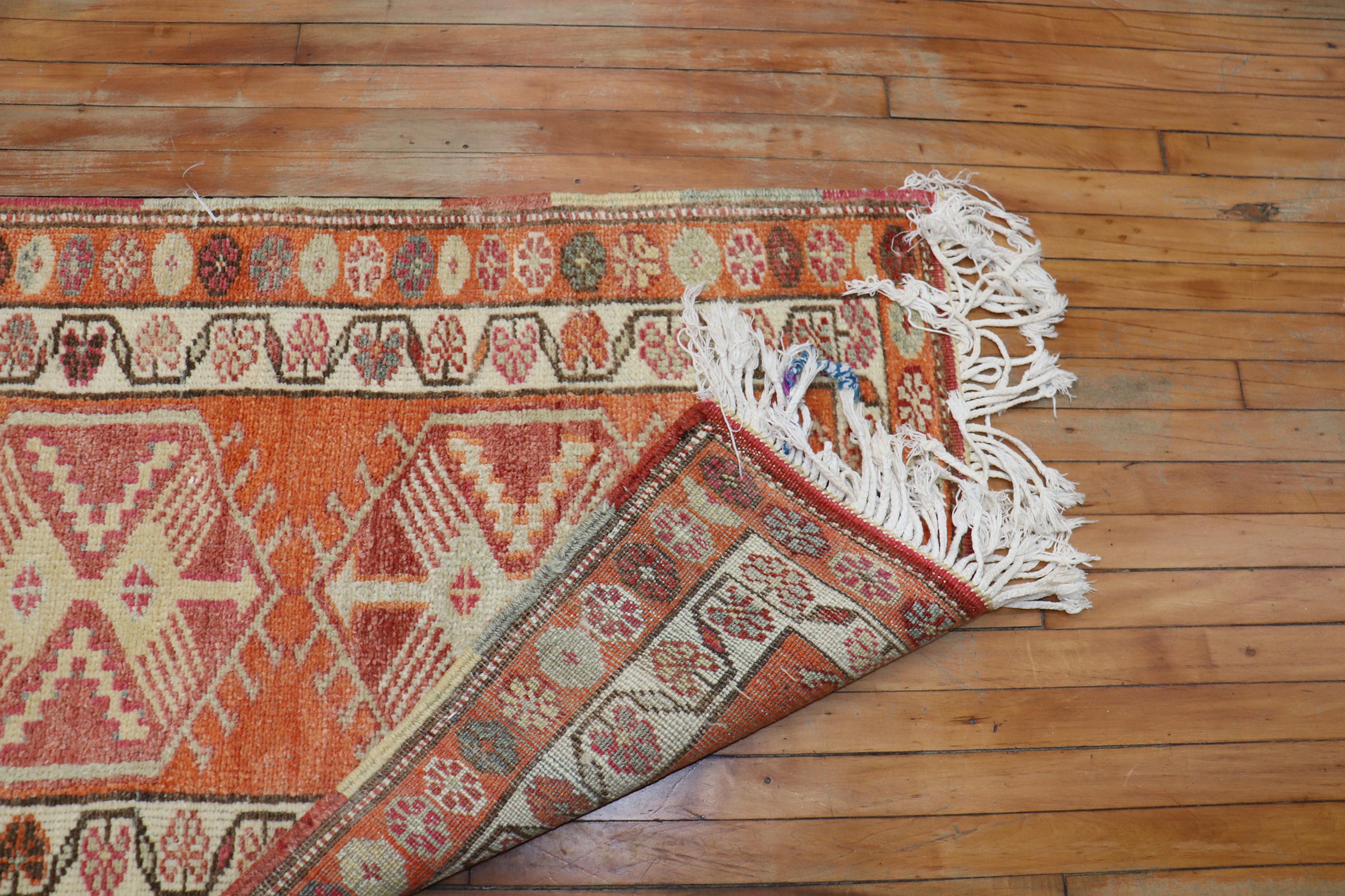 Zabihi Collection Long Orange Türkisch Anatolisch Geometrischer Läufer (20. Jahrhundert) im Angebot