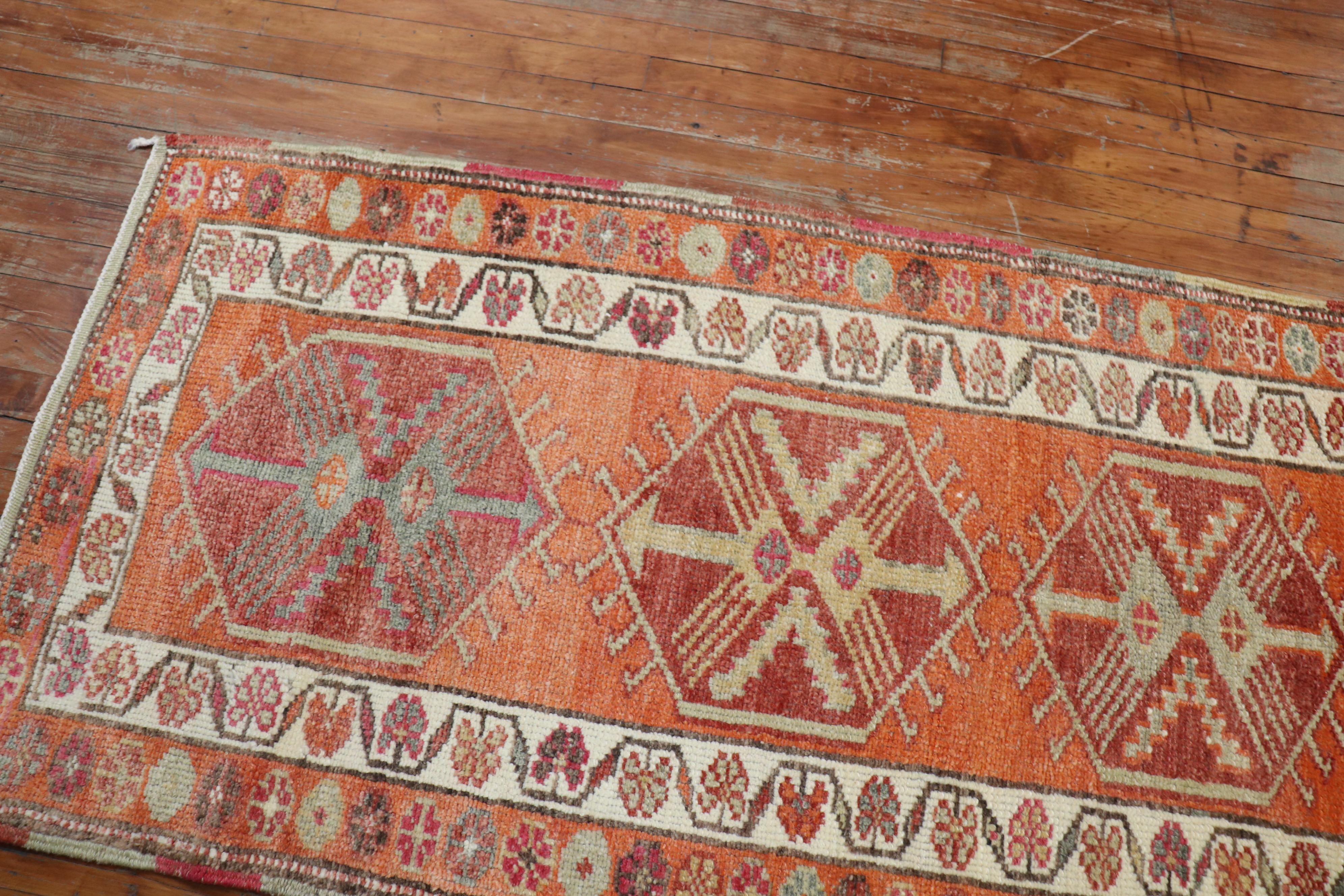 Zabihi Collection Long Orange Türkisch Anatolisch Geometrischer Läufer im Angebot 1