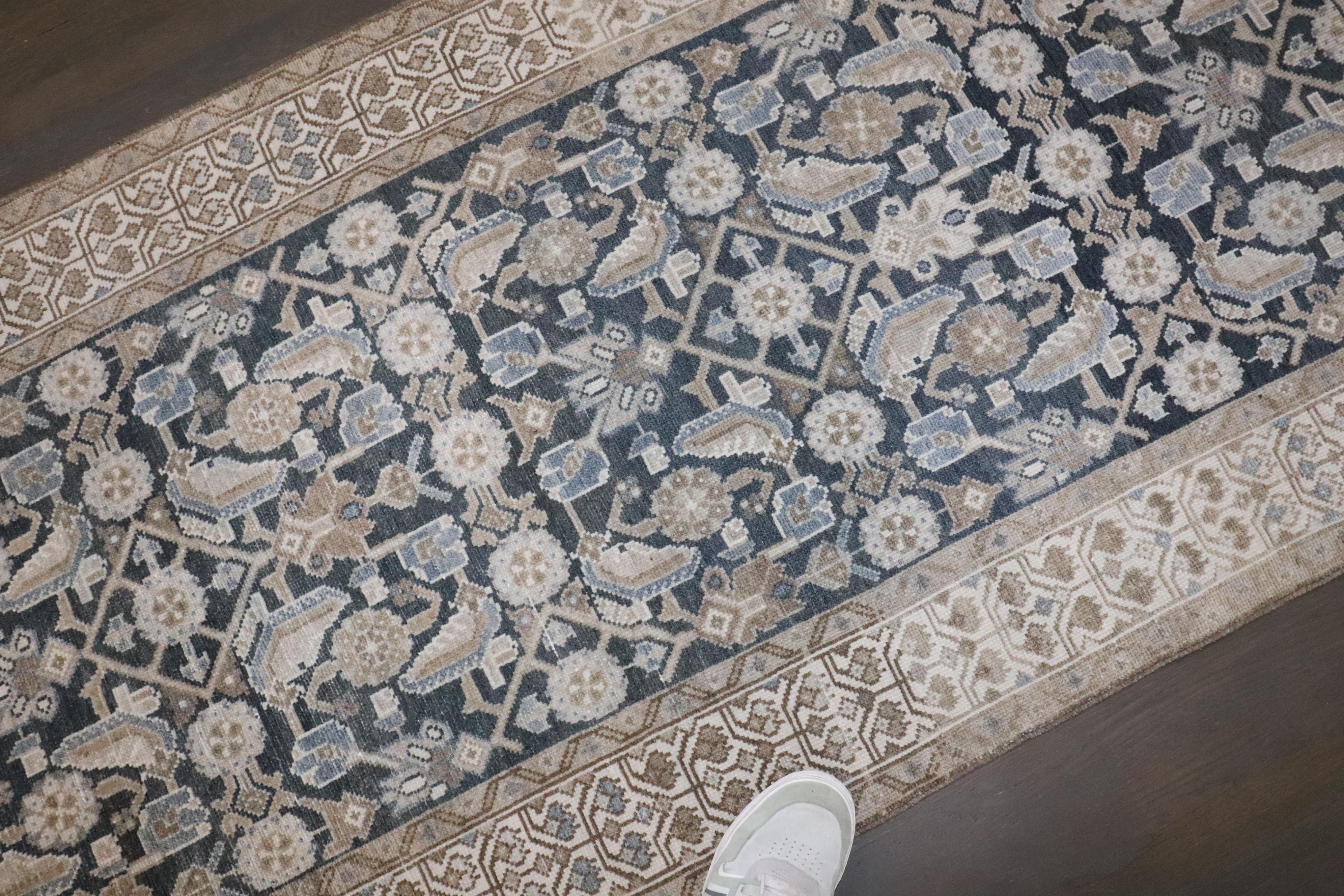 Zabihi Collection Long Vintage Persian 25 Fuß Läufer im Zustand „Gut“ im Angebot in New York, NY