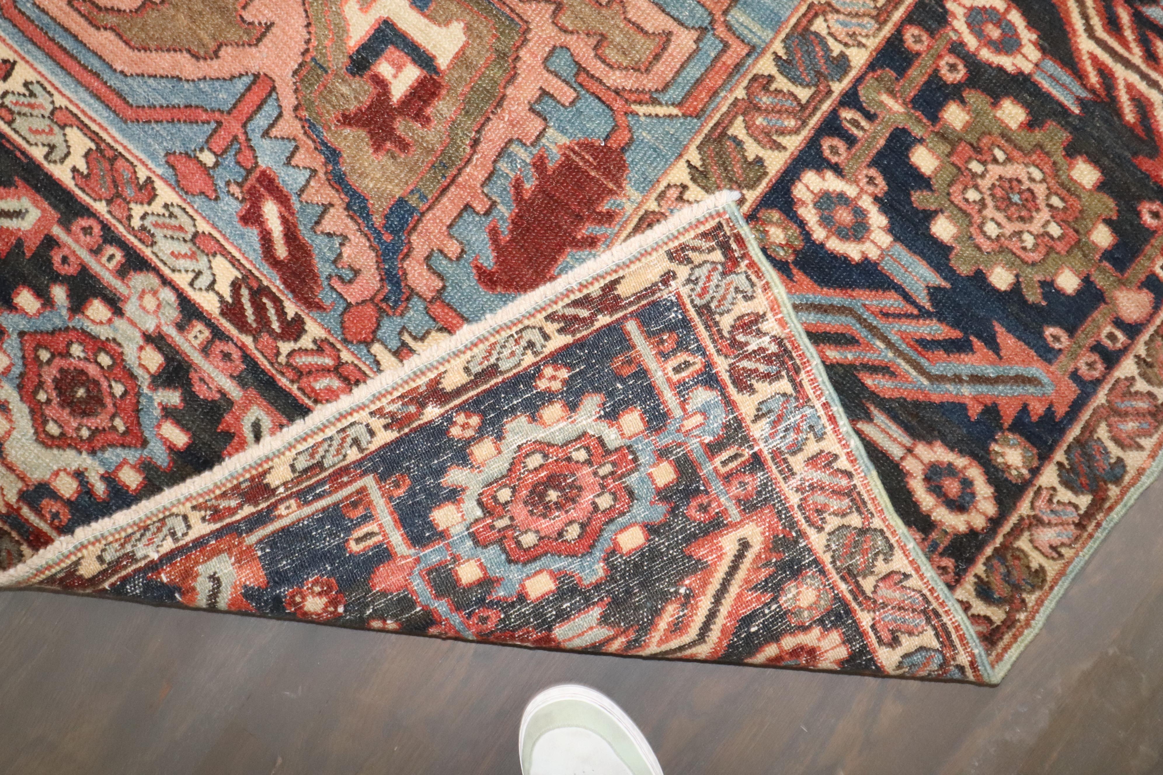 Colección Zabihi Alfombra Persa Heriz Antigua Masculina en venta 2