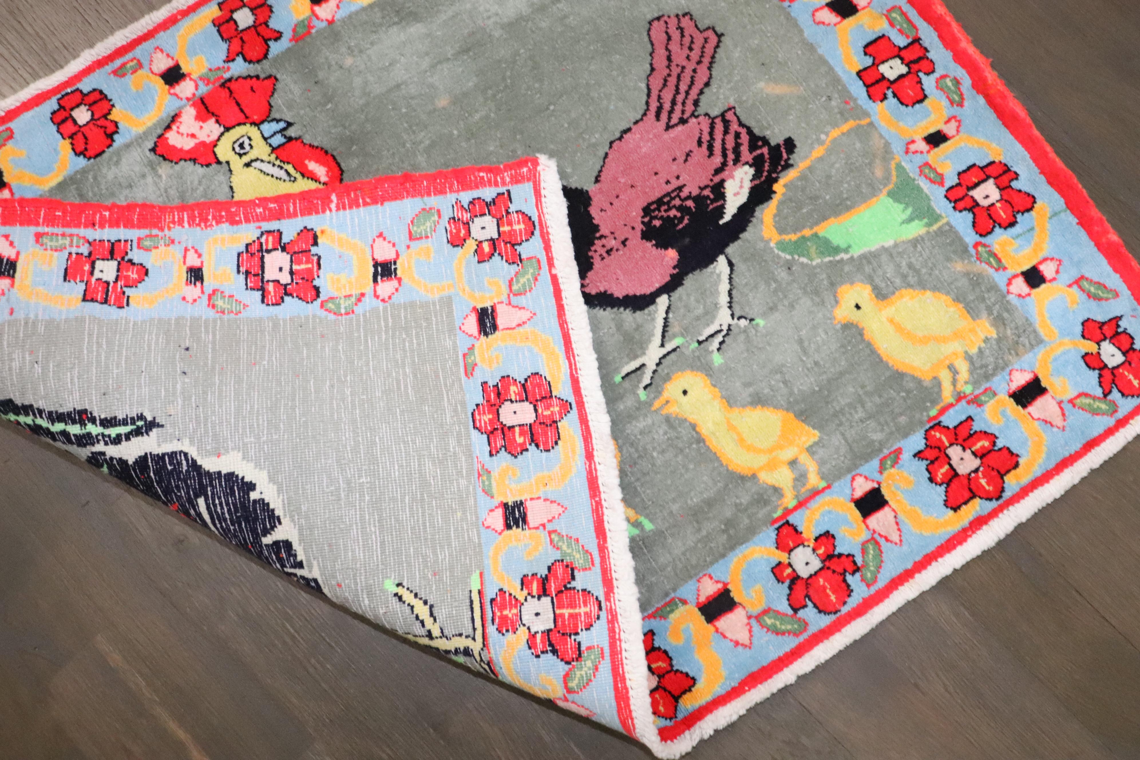 Kashan Tappeto Zabihi Collectional in cotone della metà del 20° secolo, raffigurante un uccello gallo. in vendita