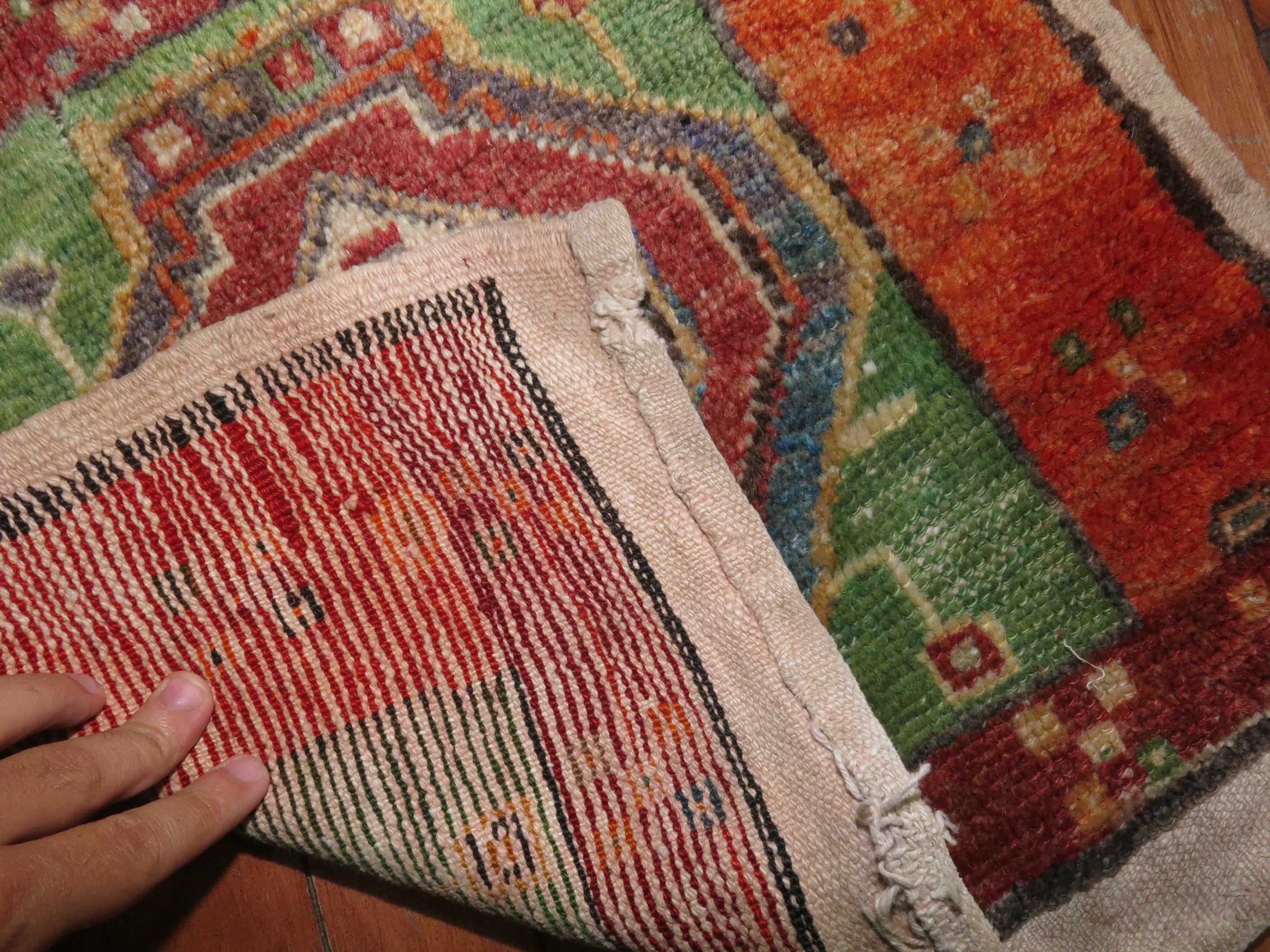 Zabihi Collection Mitte des 20. Jahrhunderts Grüner Türkisch Anatolischer Wurfteppich (Gustavianisch) im Angebot