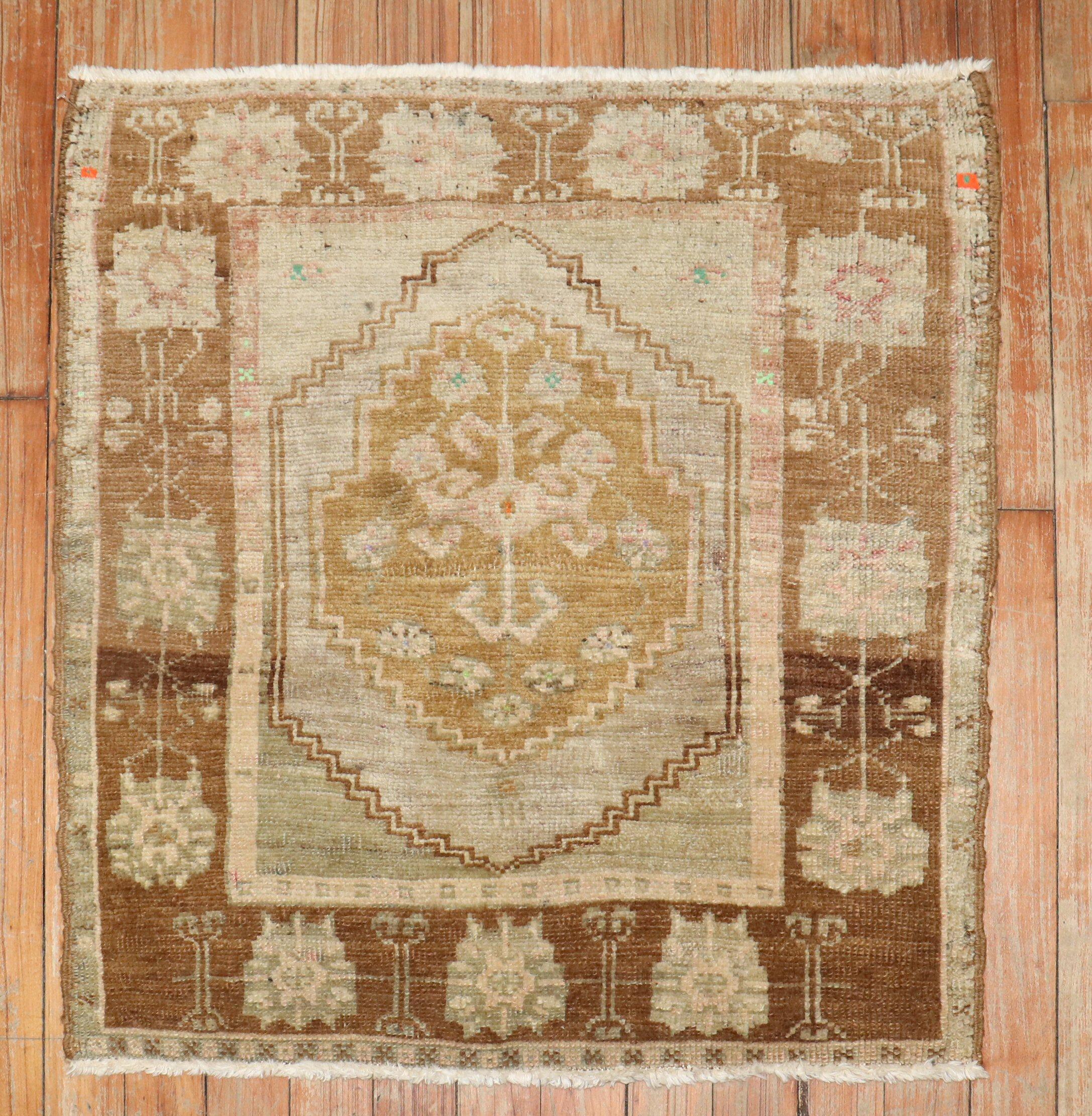 Quadratischer türkischer Mini-Stammesteppich aus der Mitte des 20. Jahrhunderts

Einzelheiten
Teppich nein.	30937
Größe	2' 2