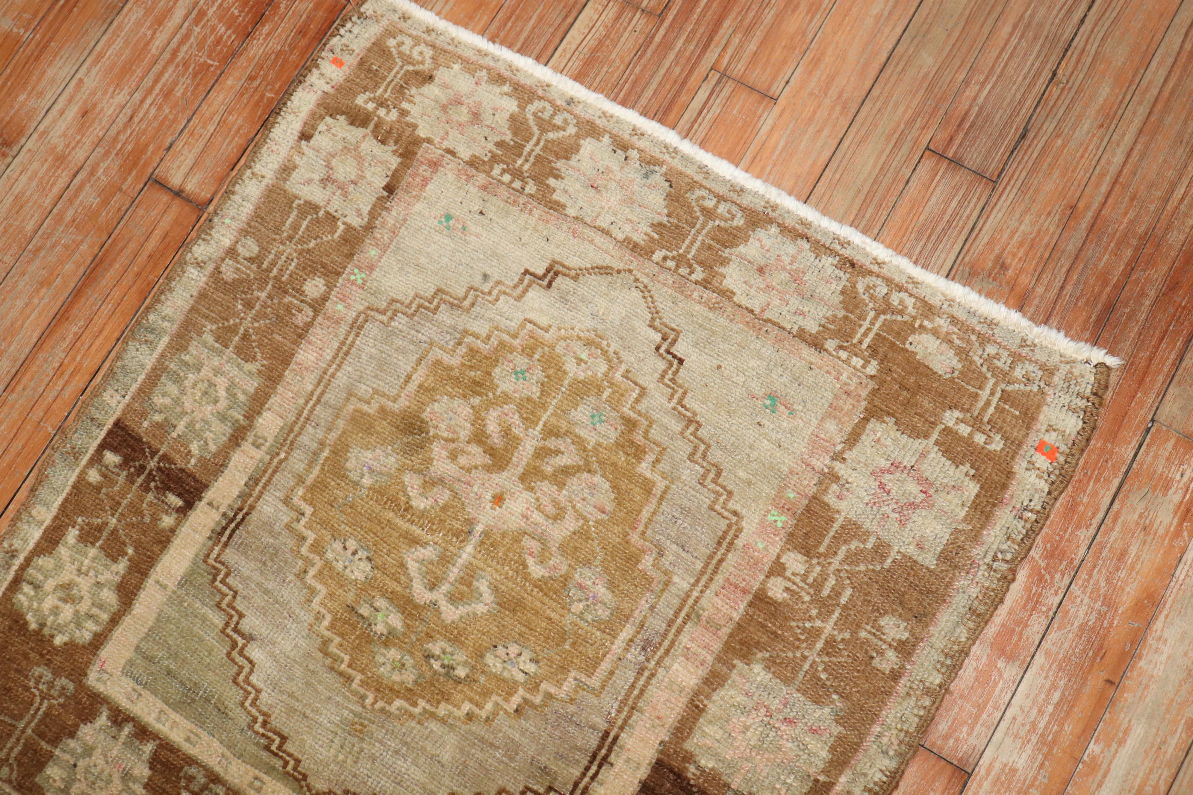 Zabihi Collection Mitte des 20. Jahrhunderts Türkisch Anatolisch Neutraler Wurfteppich (Gustavianisch) im Angebot