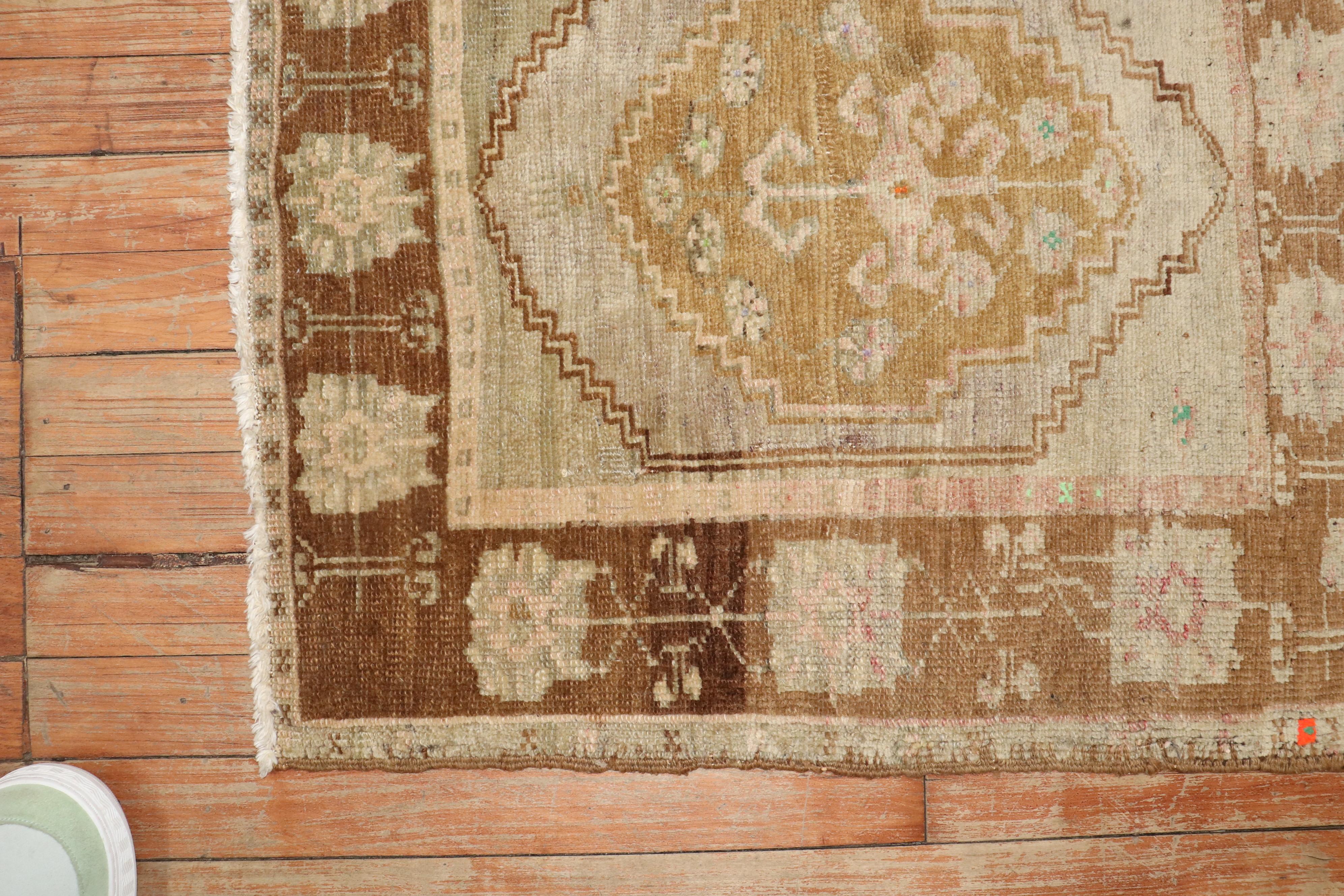 Zabihi Collection Mitte des 20. Jahrhunderts Türkisch Anatolisch Neutraler Wurfteppich (Handgeknüpft) im Angebot