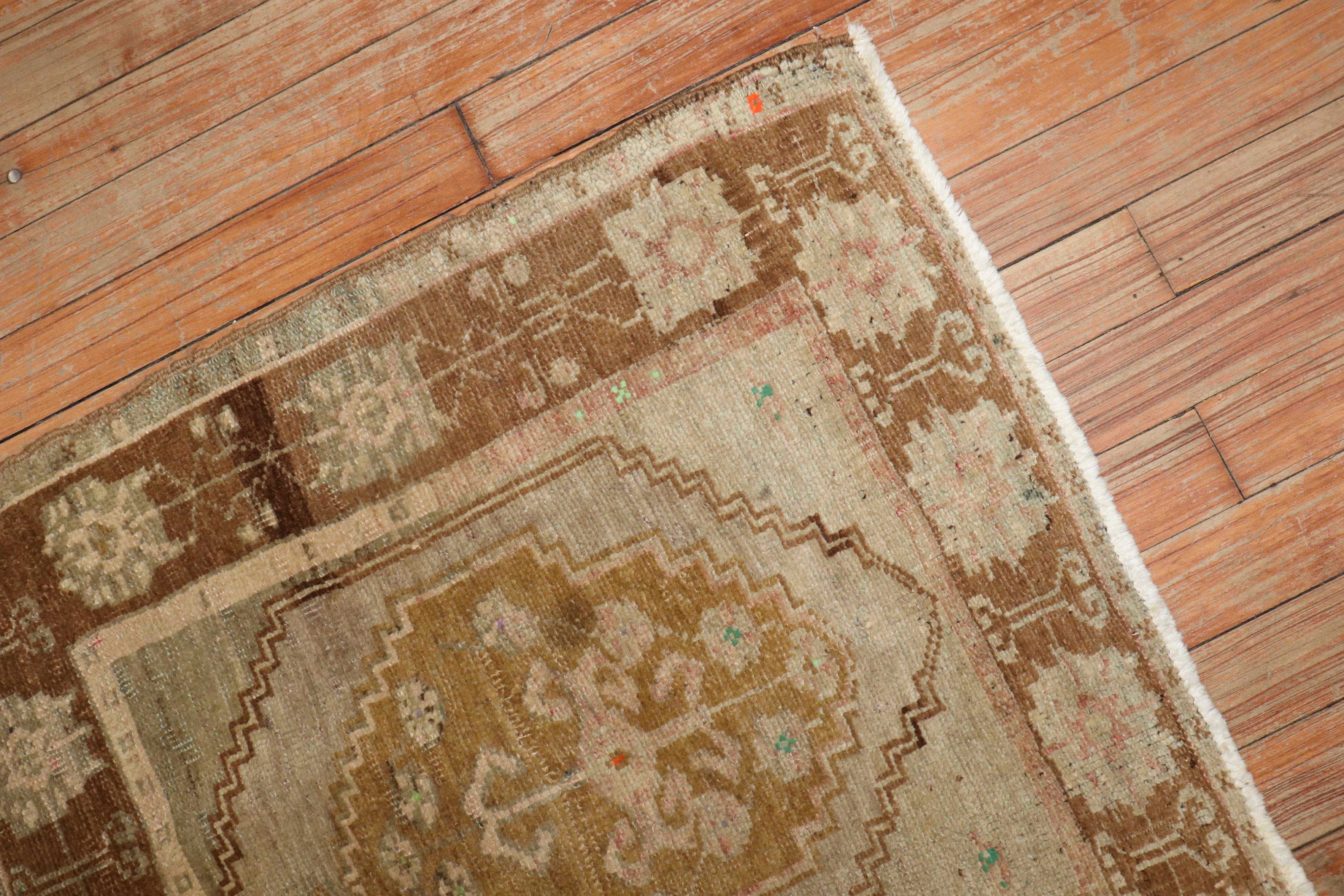 Zabihi Collection Mitte des 20. Jahrhunderts Türkisch Anatolisch Neutraler Wurfteppich im Zustand „Gut“ im Angebot in New York, NY