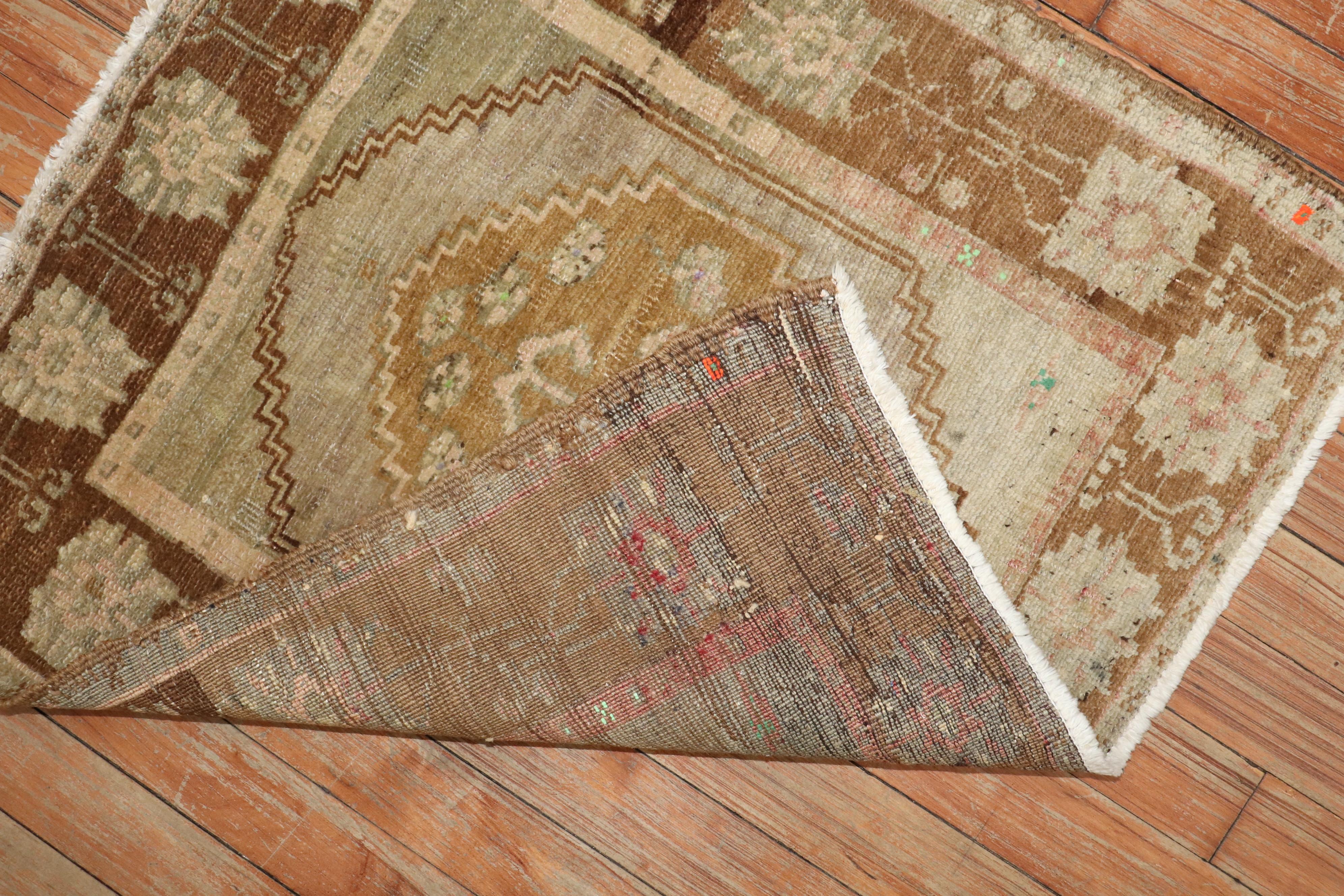 Zabihi Collection Mitte des 20. Jahrhunderts Türkisch Anatolisch Neutraler Wurfteppich (Wolle) im Angebot