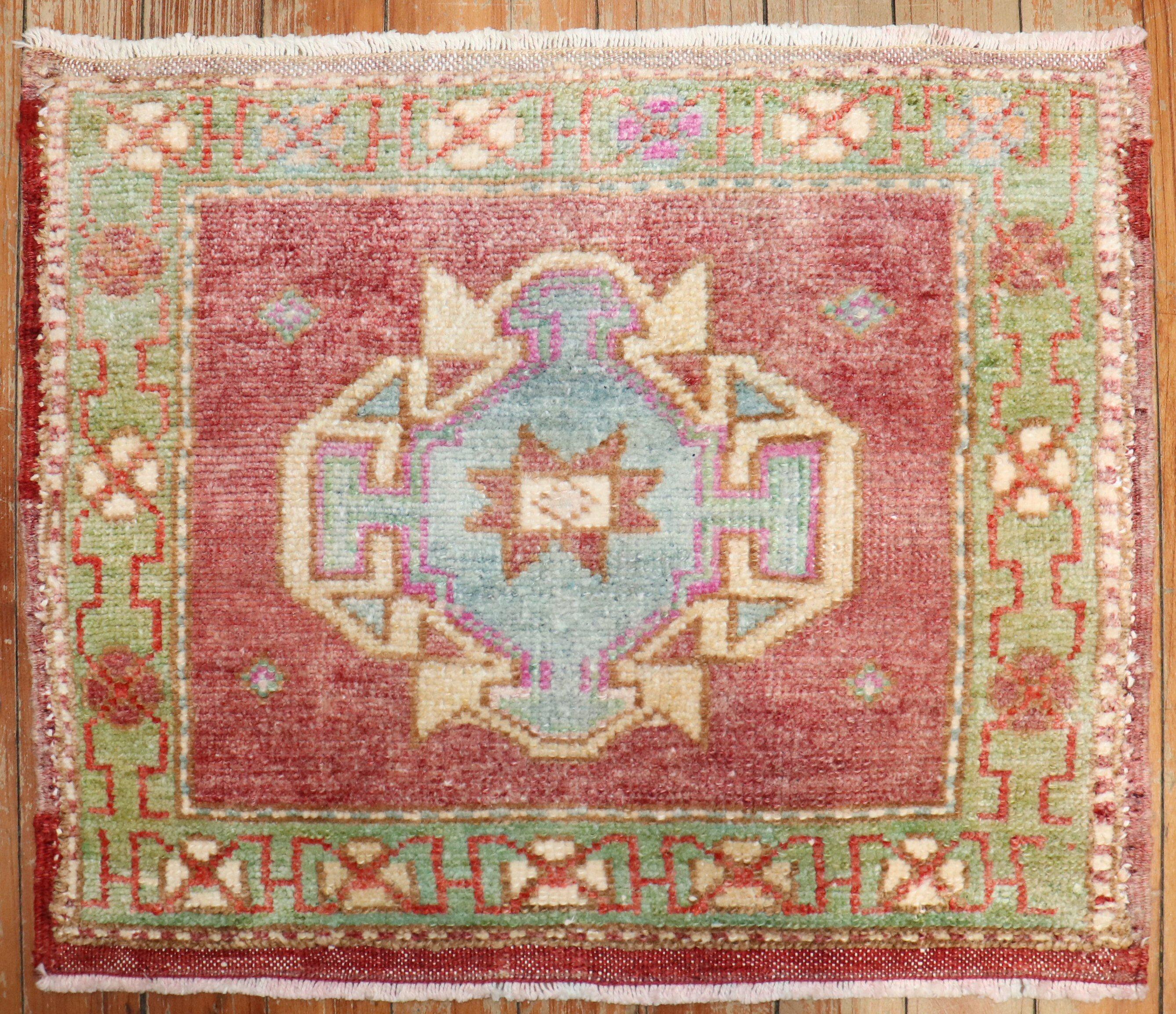 mini tapis carré turc anatolien du milieu du 20e siècle

Détails
rug no.	j3833
taille	1' 5