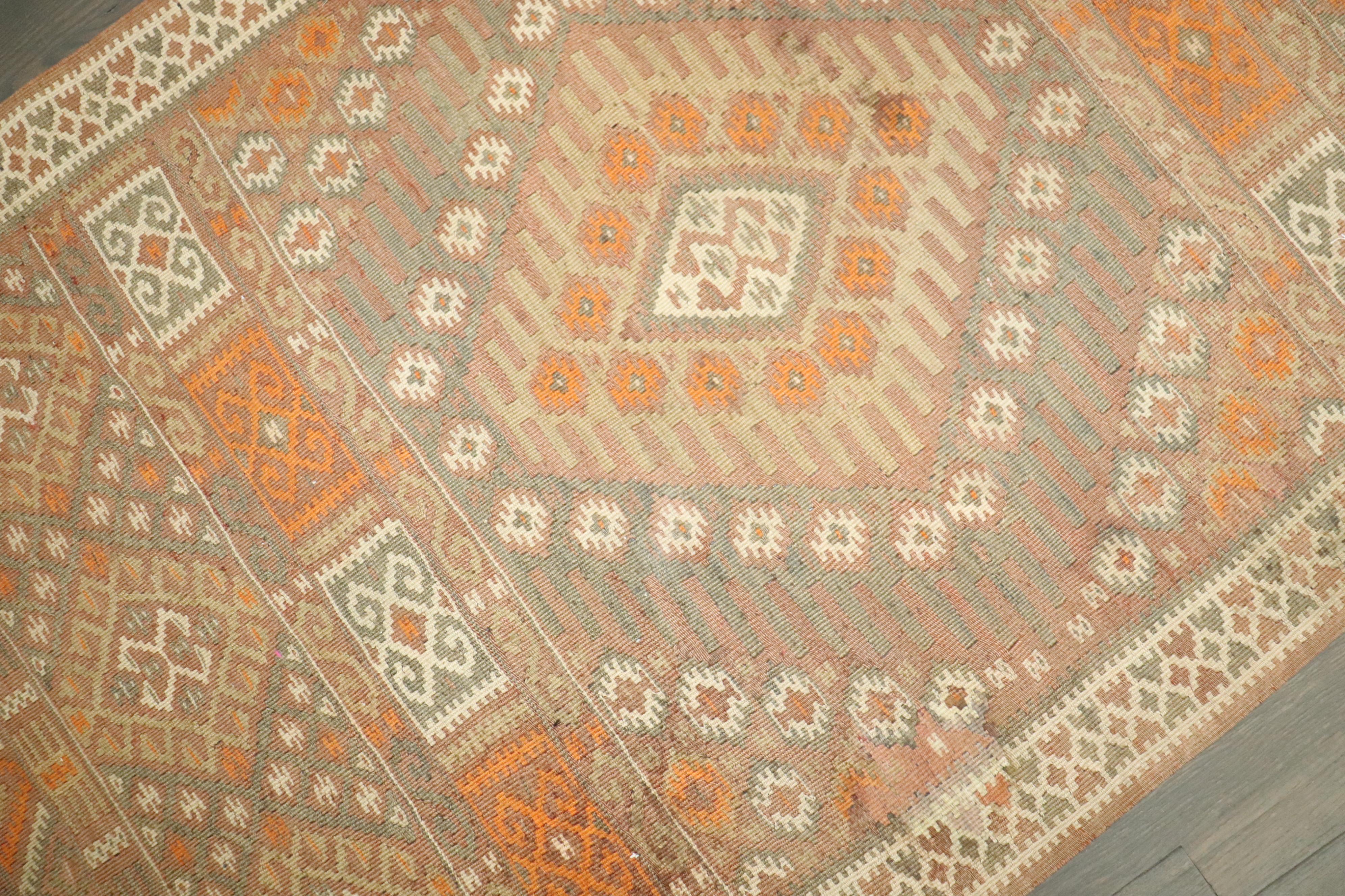 Zabihi Collection Corredor Kilim turco de mediados del siglo XX en venta 5