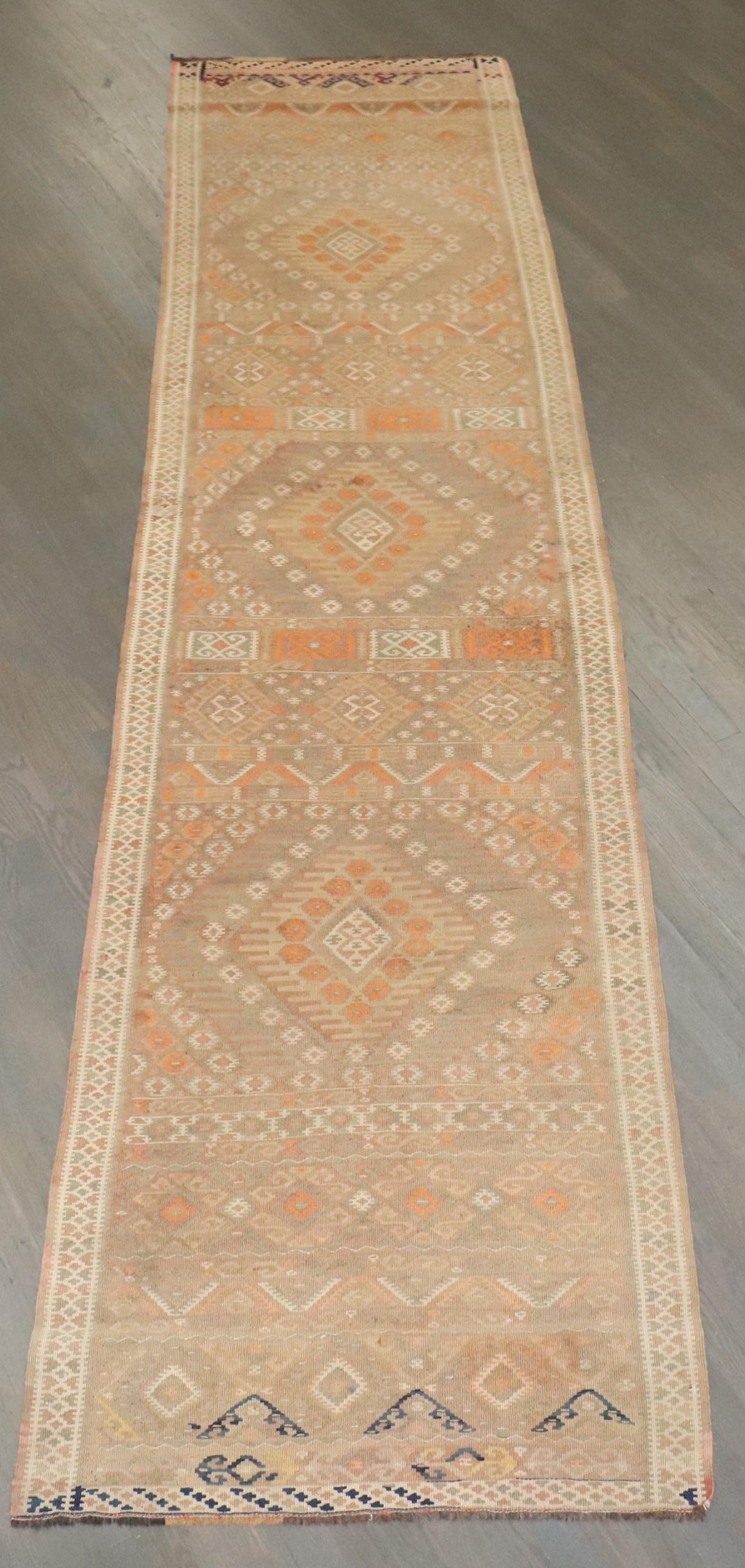 Zabihi Collection Corredor Kilim turco de mediados del siglo XX en venta 6