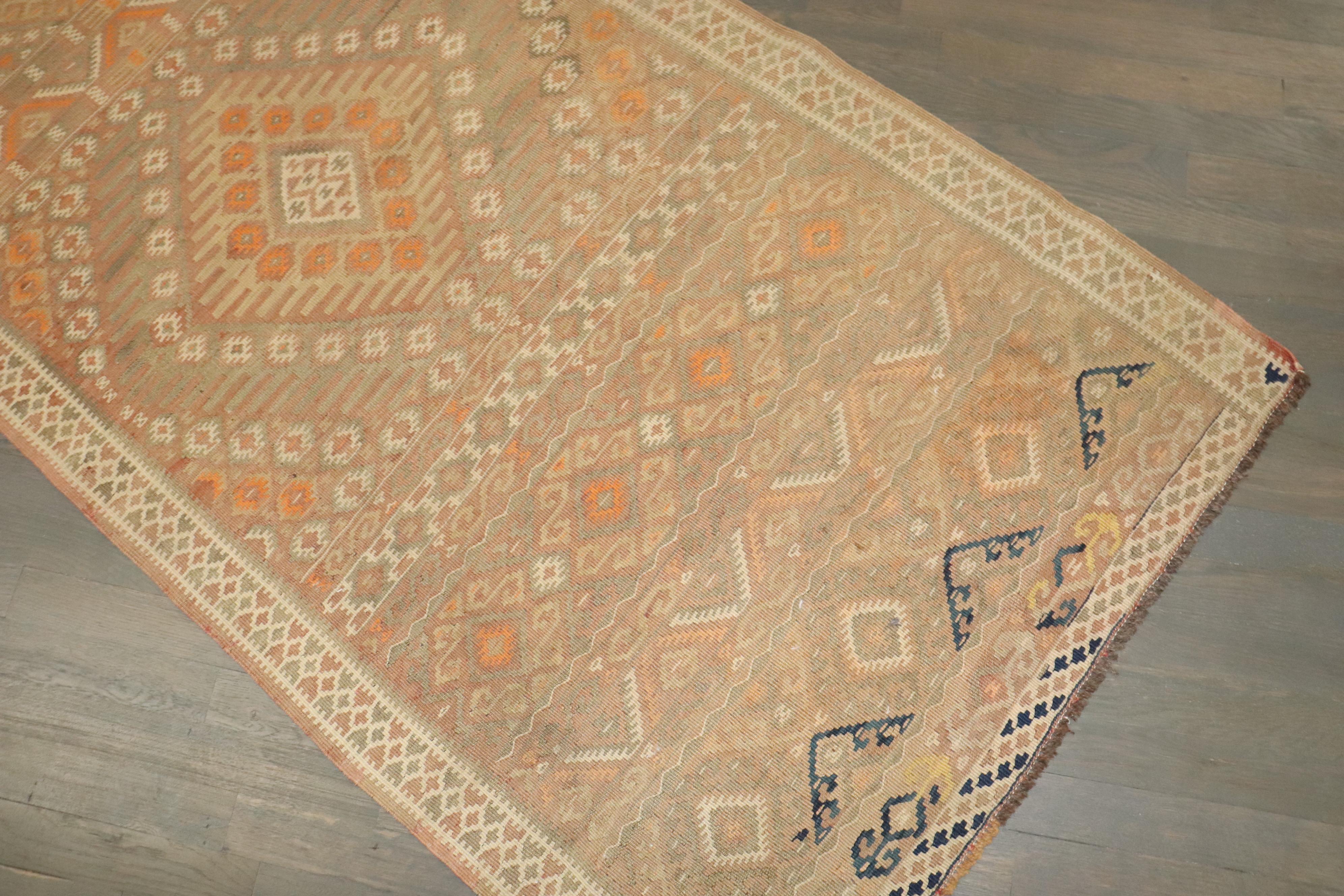 Zabihi Collection Corredor Kilim turco de mediados del siglo XX en venta 7