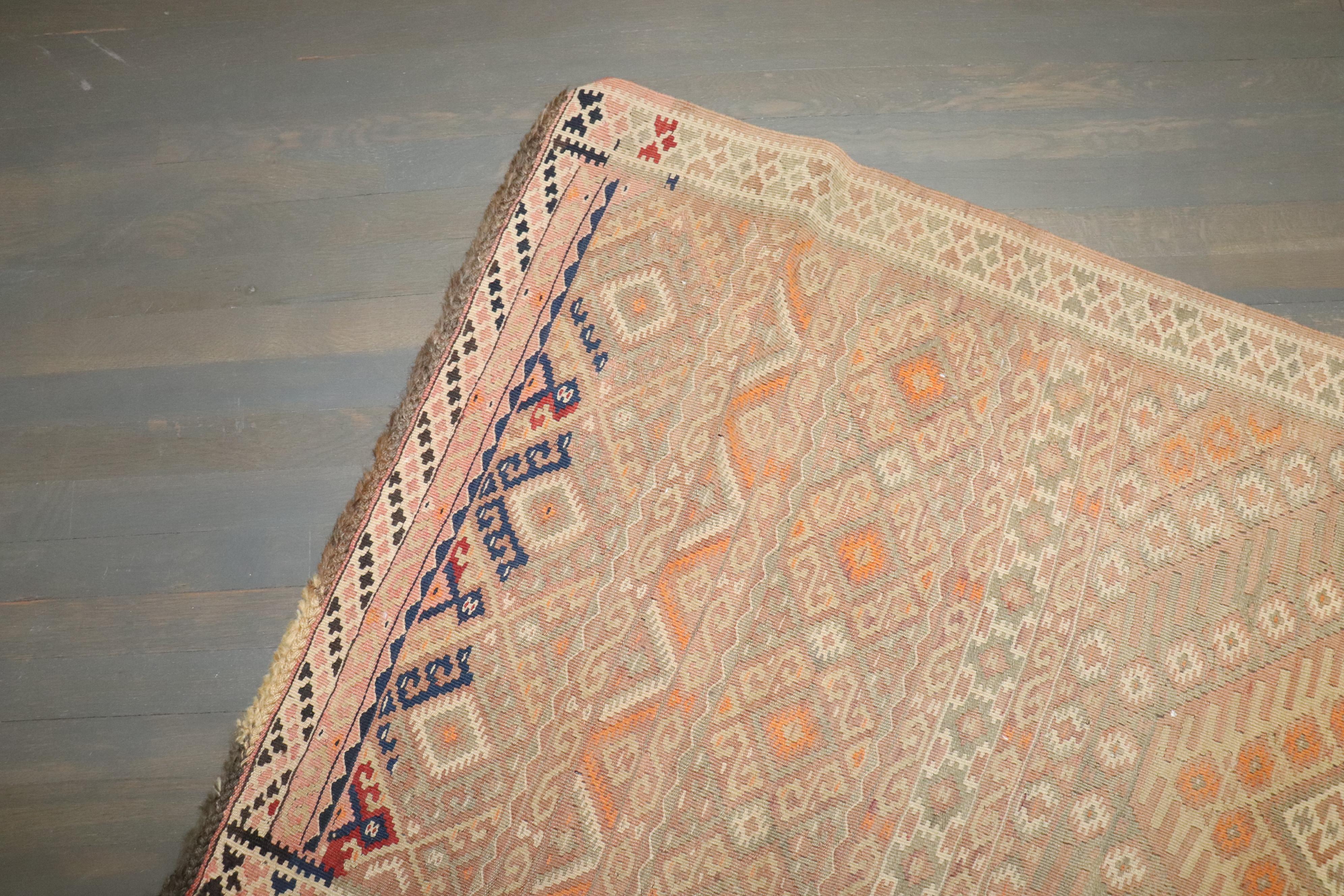 Zabihi Collection Corredor Kilim turco de mediados del siglo XX Tribal en venta