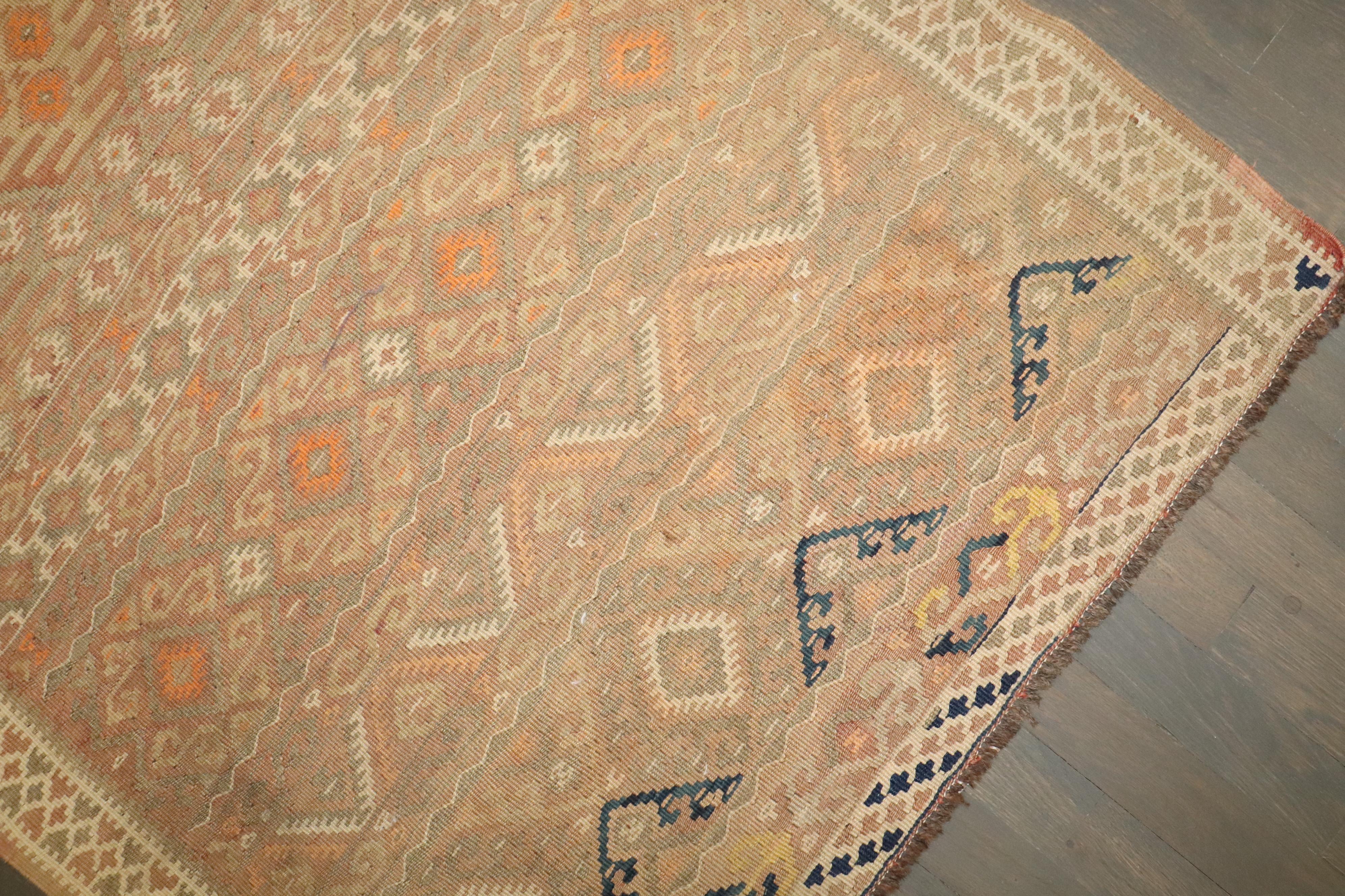 Zabihi Collection Corredor Kilim turco de mediados del siglo XX en venta 1