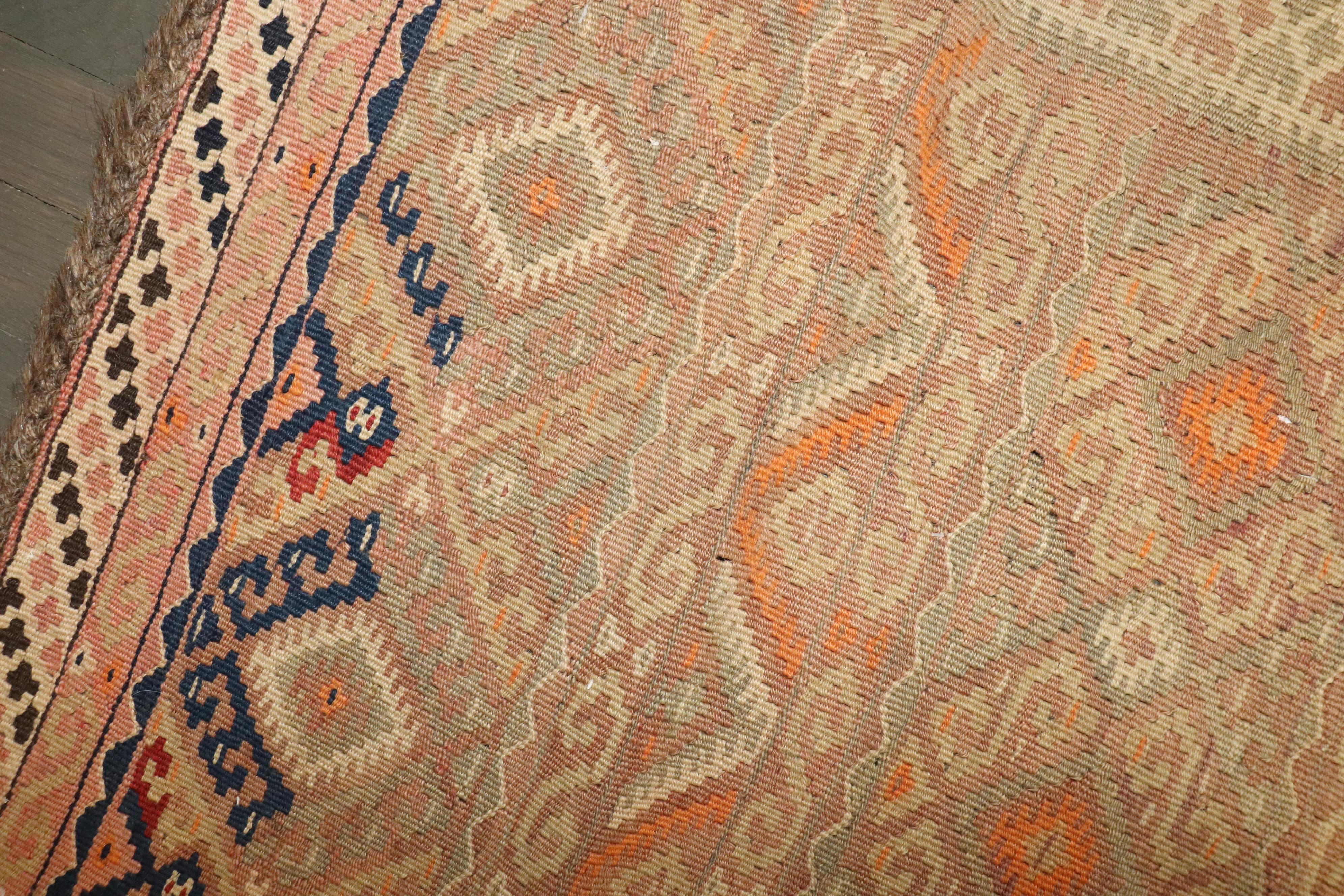 Zabihi Collection Corredor Kilim turco de mediados del siglo XX en venta 2