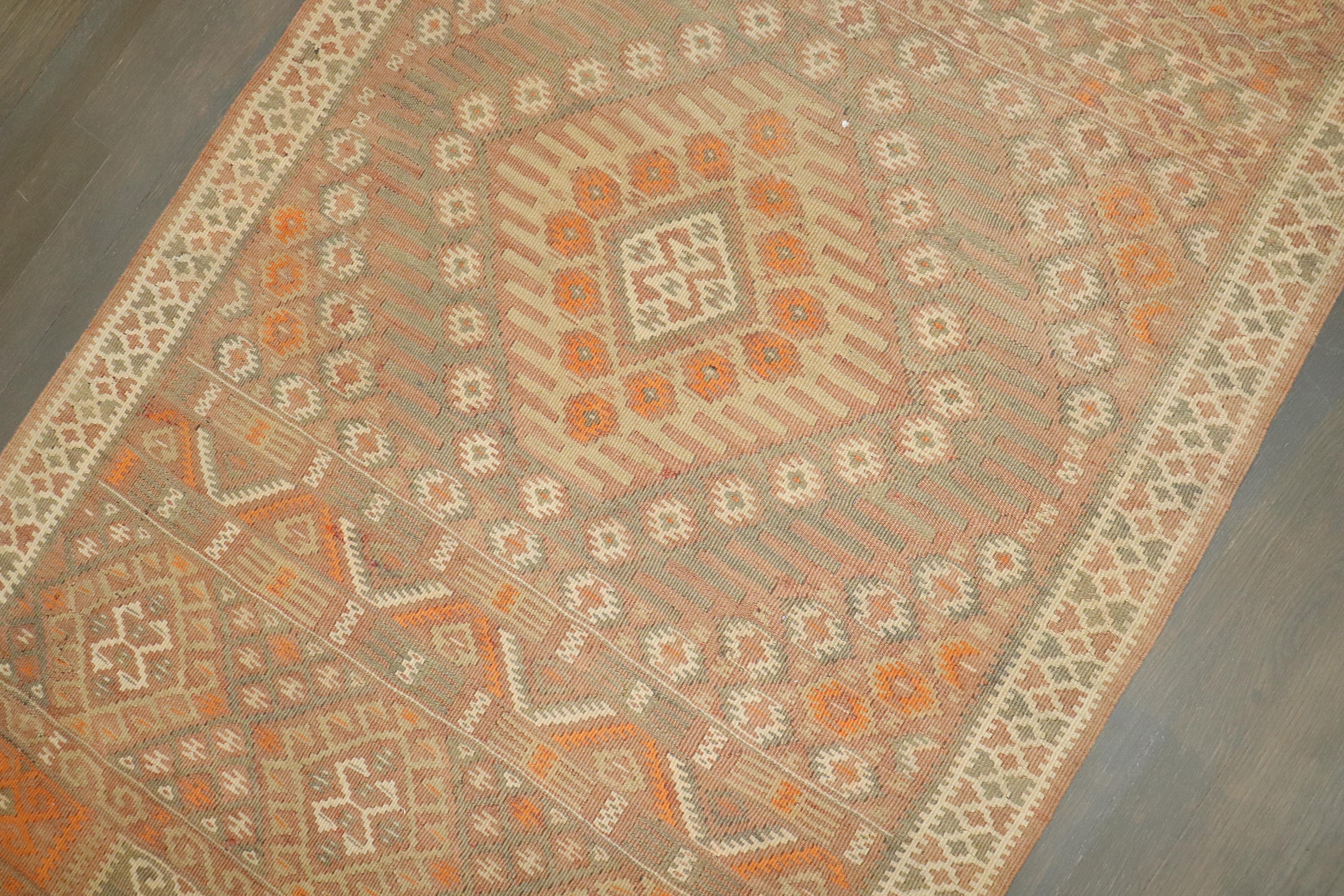 Zabihi Collection Corredor Kilim turco de mediados del siglo XX en venta 3