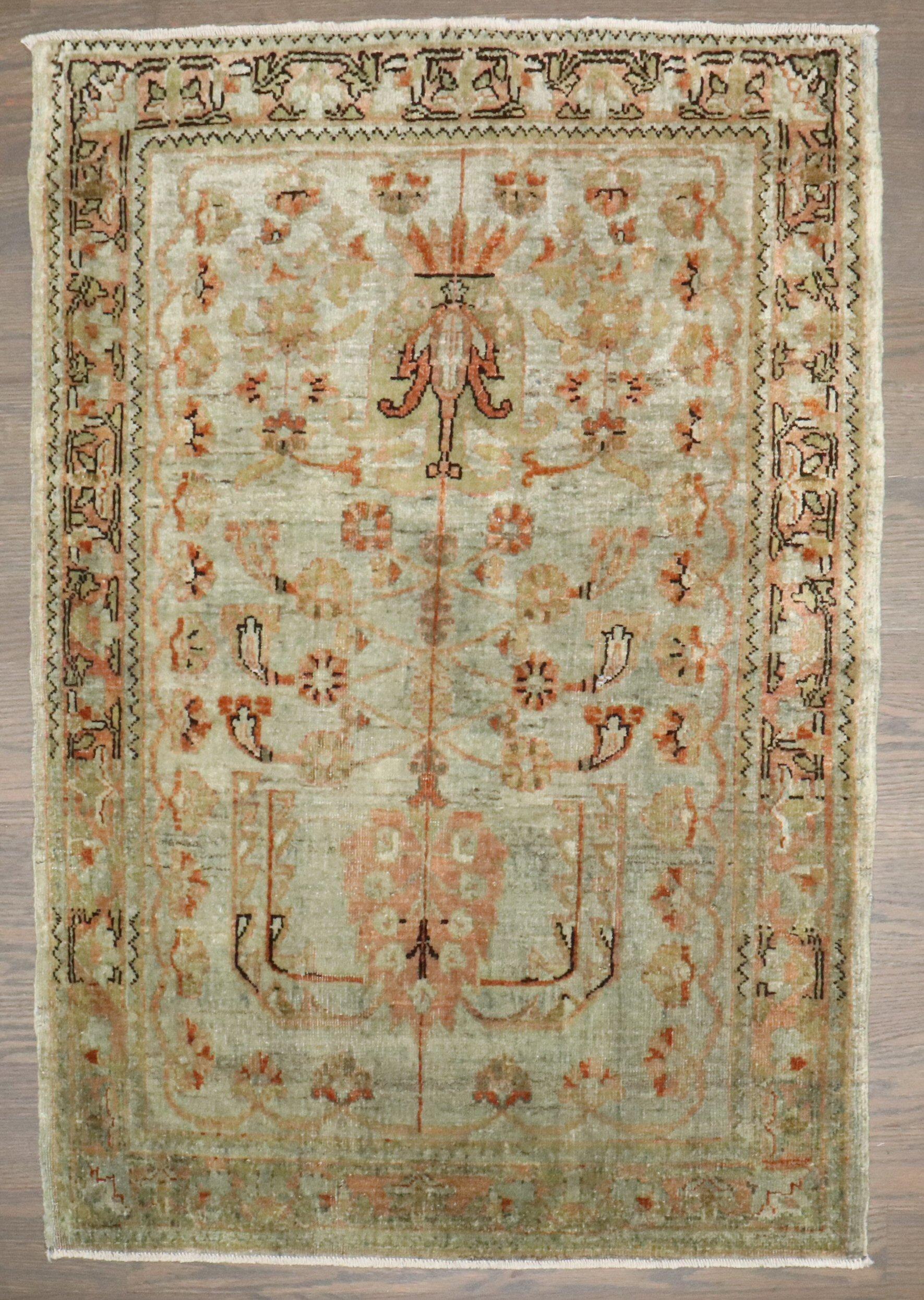 Tapis sarouk persan miniature de la fin du 19e siècle

Mesures : 2' x 2'10''