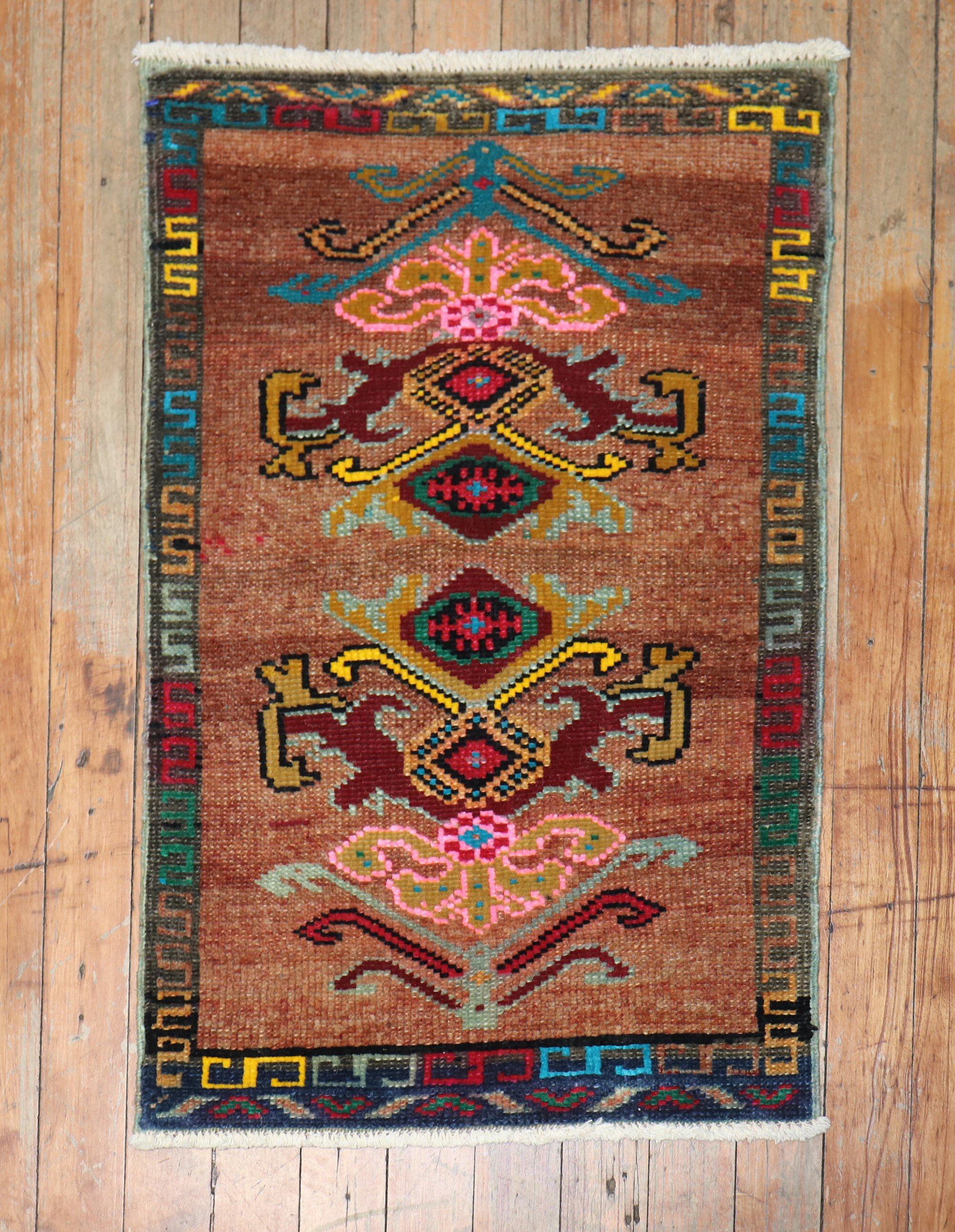 Mini tapis turc d'Anatolie du milieu du 20e siècle

Mesures : 1'6'' x 2'3''.