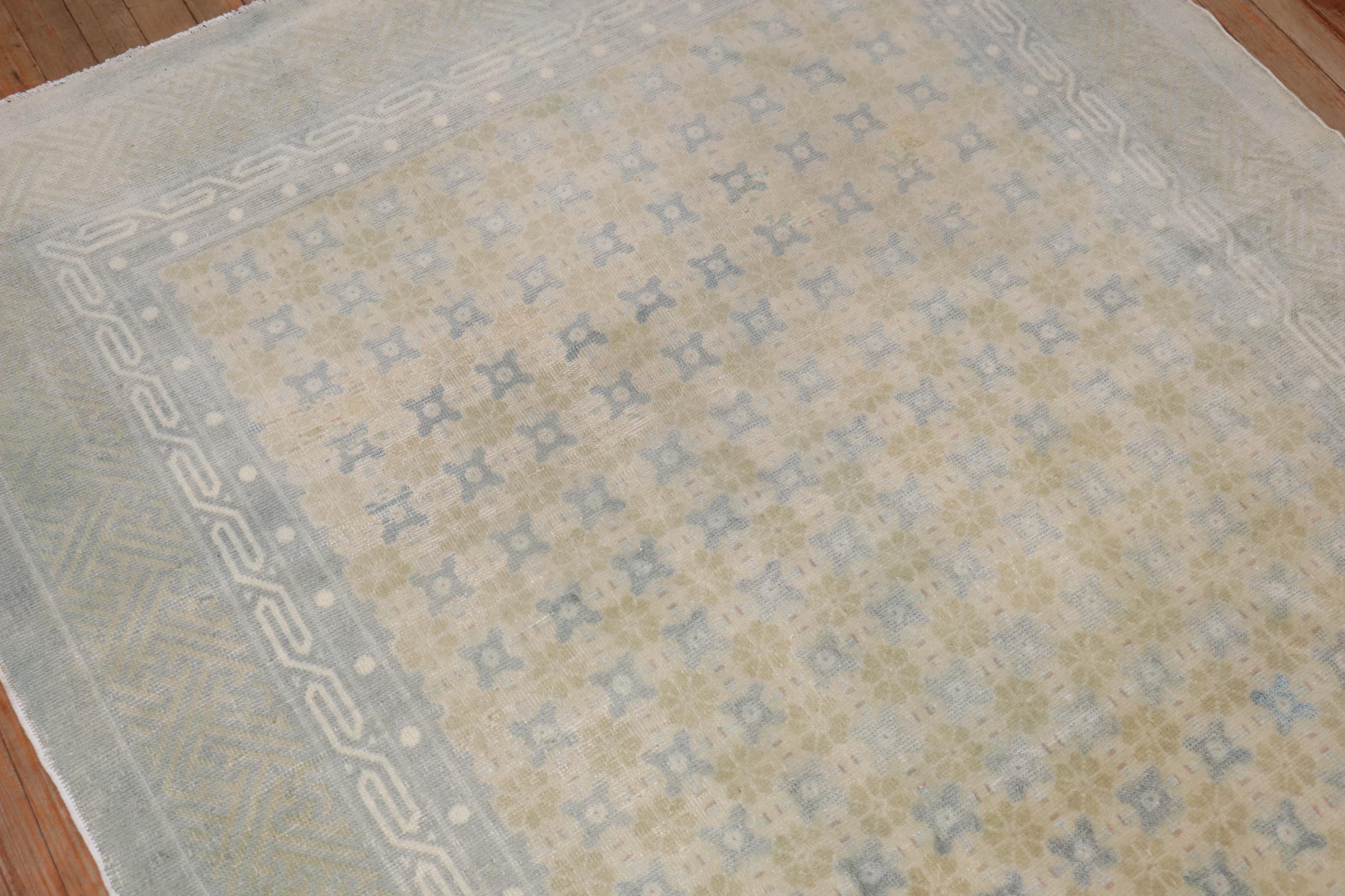 ein mittelgroßer gedämpfter chinesischer Teppich aus der Mitte des 20.

Maße: 4'11'' x 7'9''.