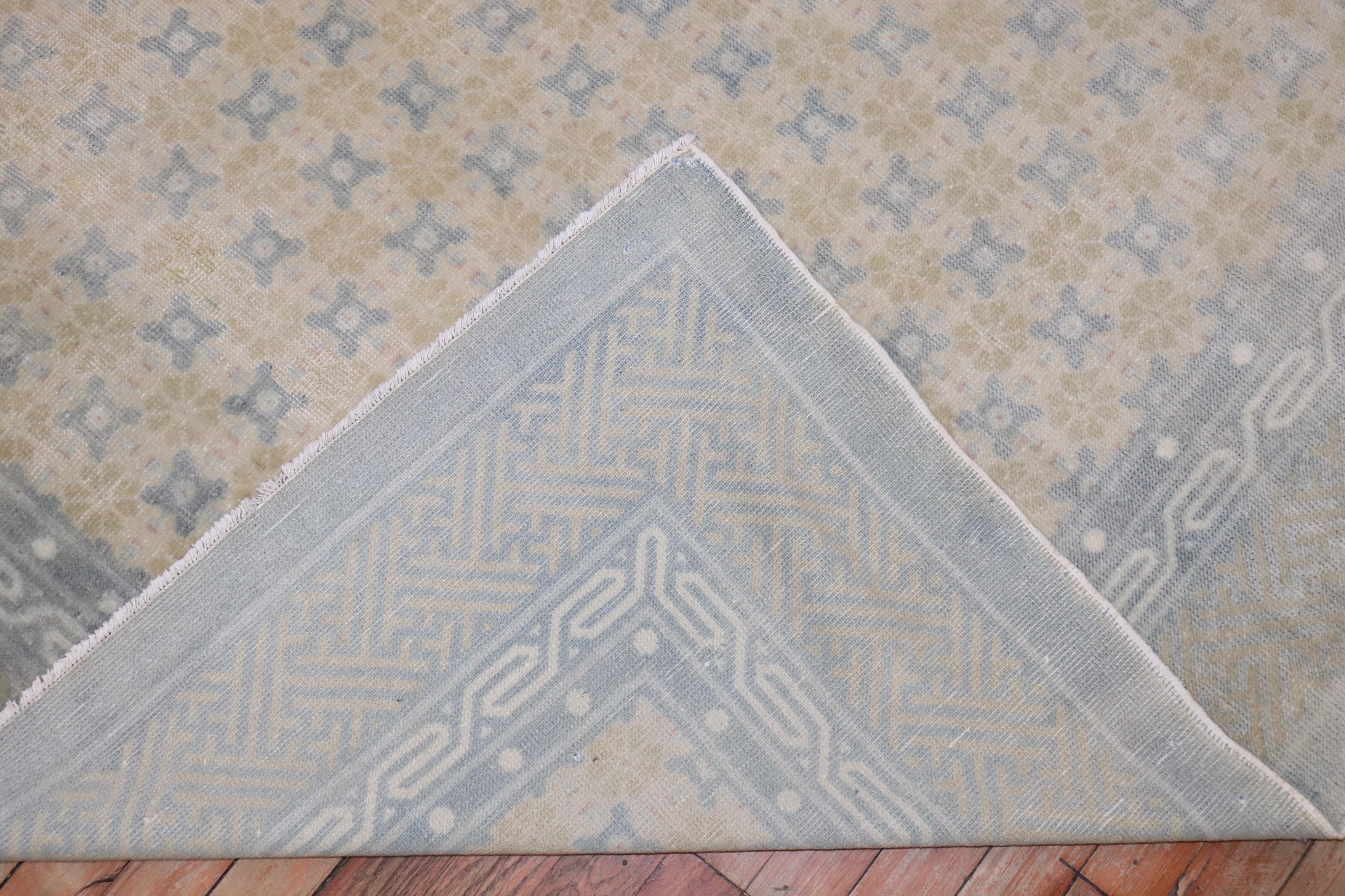 Zabihi Collection Gedämpfter antiker chinesischer Teppich (Handgewebt) im Angebot