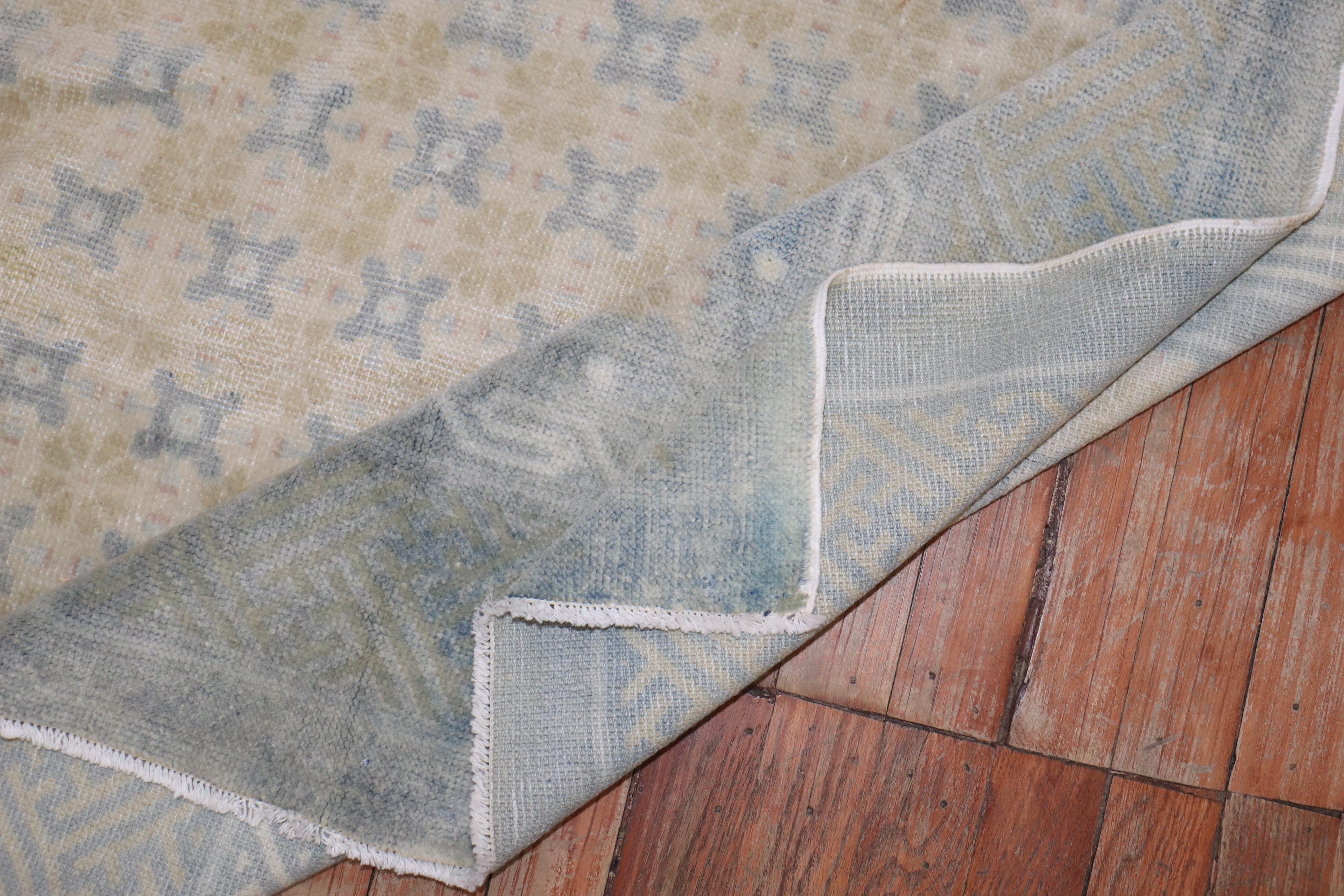 Zabihi Collection Gedämpfter antiker chinesischer Teppich im Zustand „Gut“ im Angebot in New York, NY